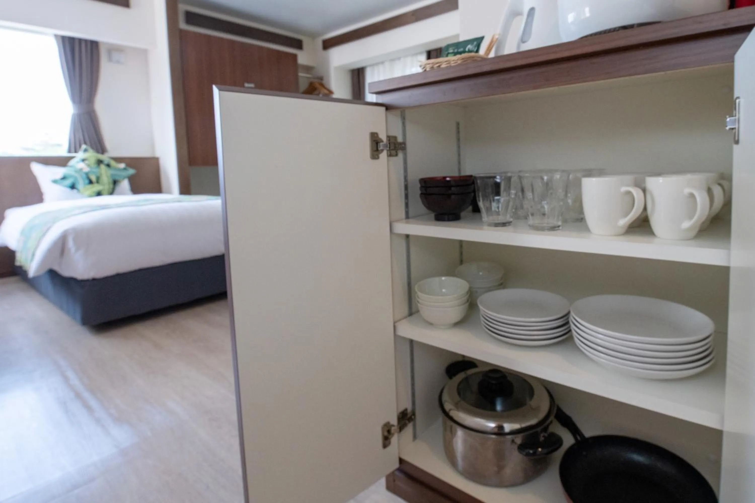 Kitchen or kitchenette, Bed in Aqua Resort in Chatan