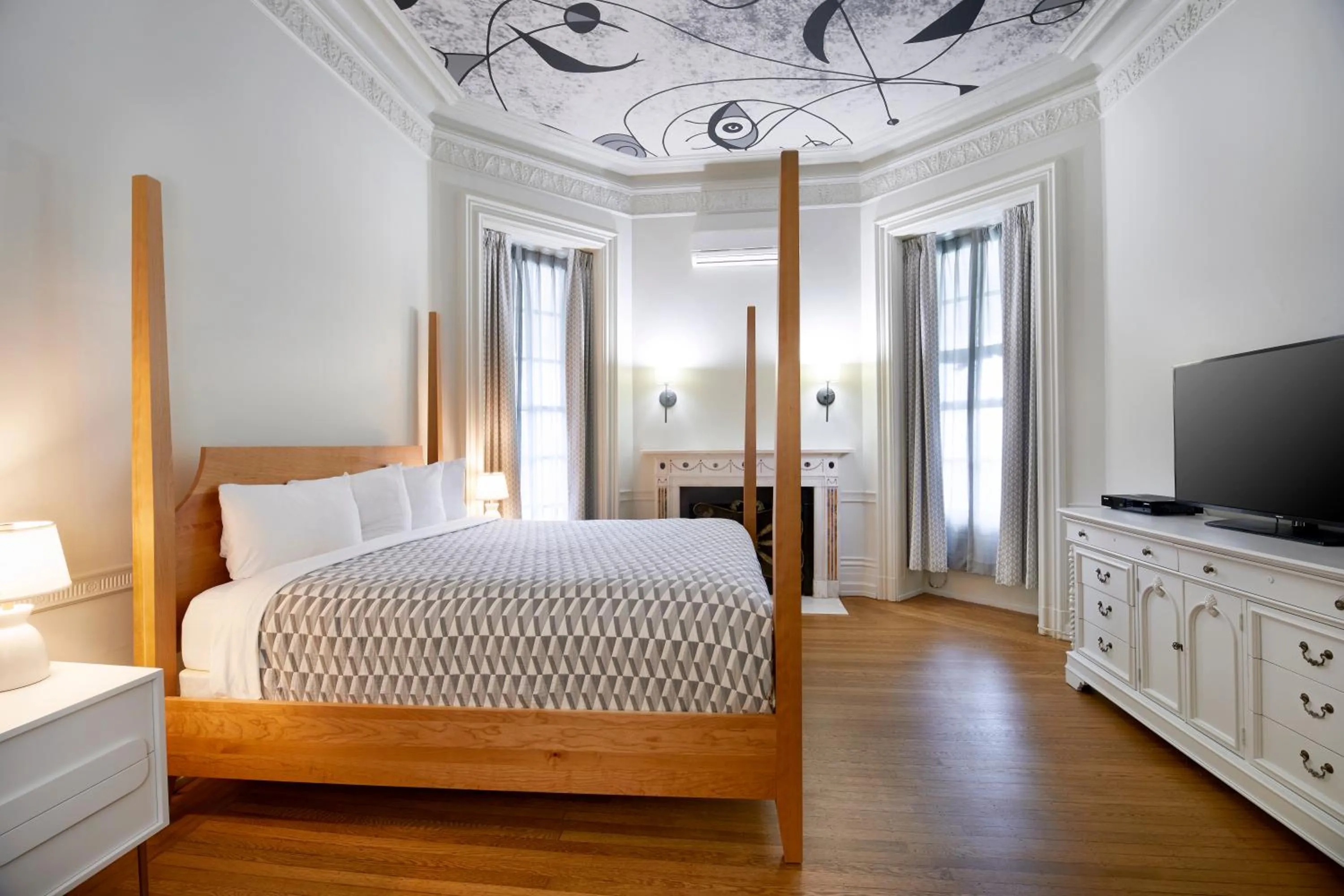 Bed in Tarrytown House Estate