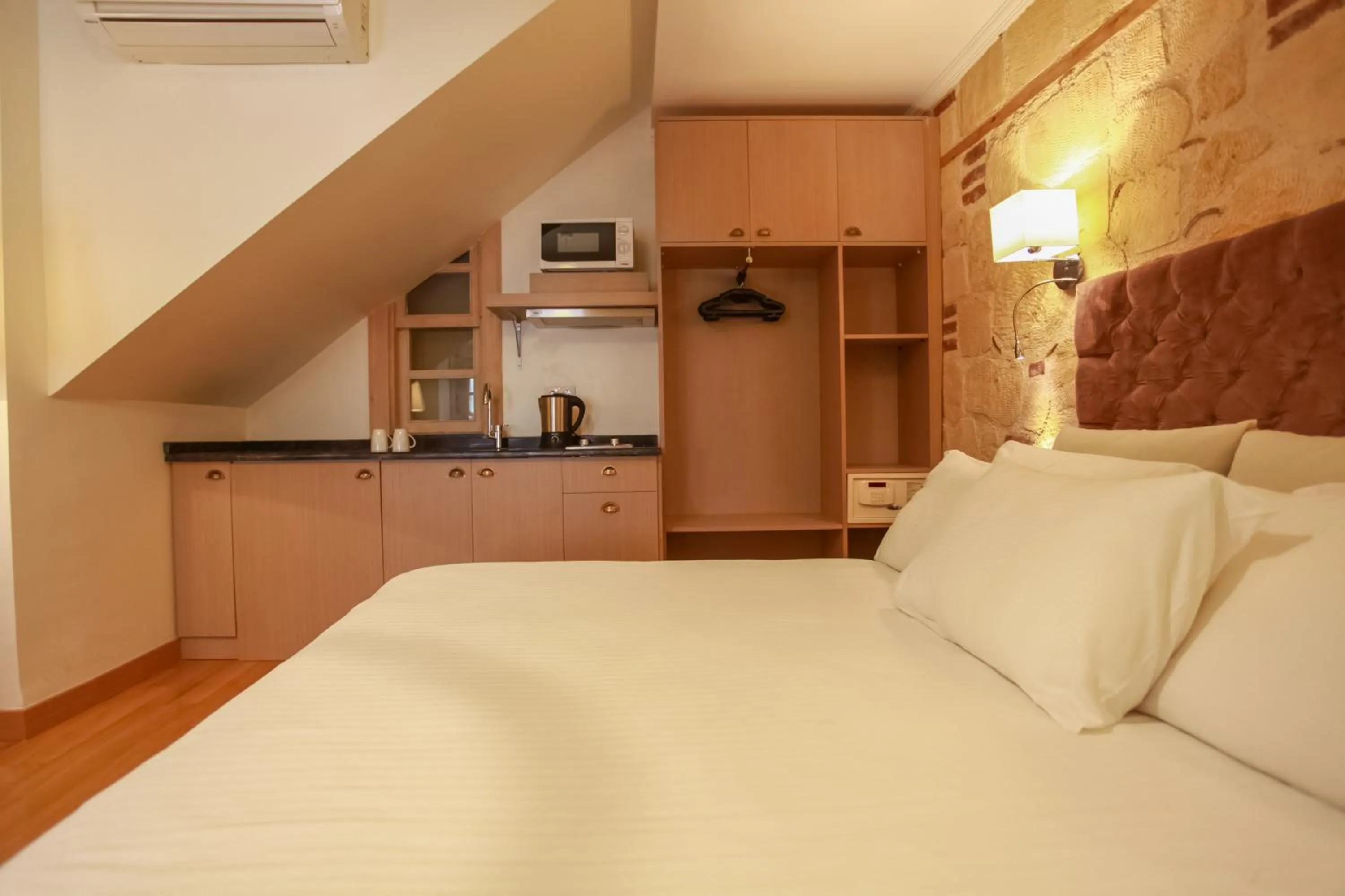 wardrobe, Bed in Alp Pasa Fiore Garden Suites - Special Class