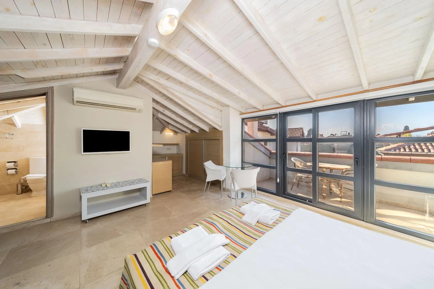 Communal lounge/ TV room, Bed in Alp Pasa Fiore Garden Suites - Special Class