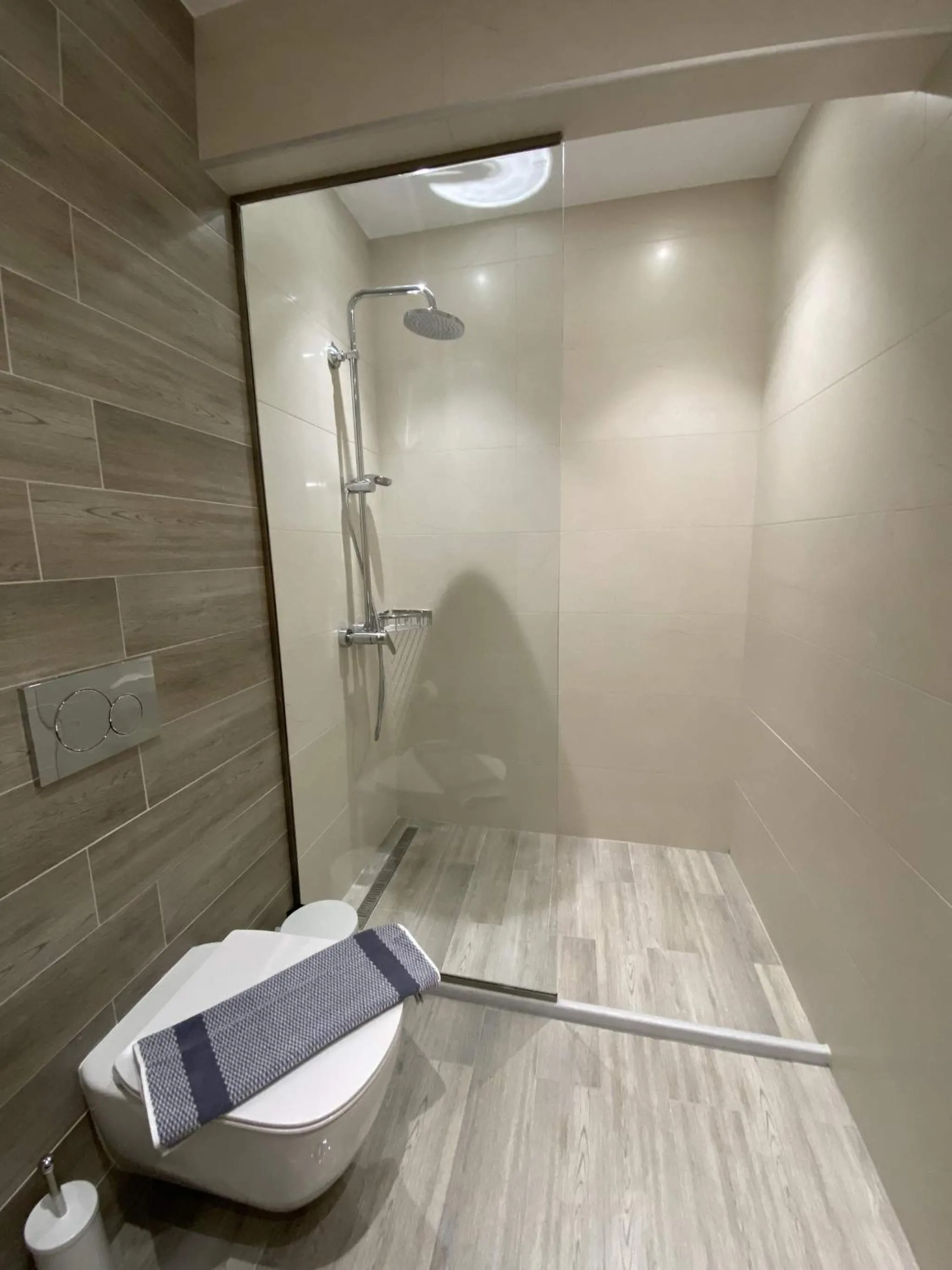 Bathroom in MIKE'S STUDIOS