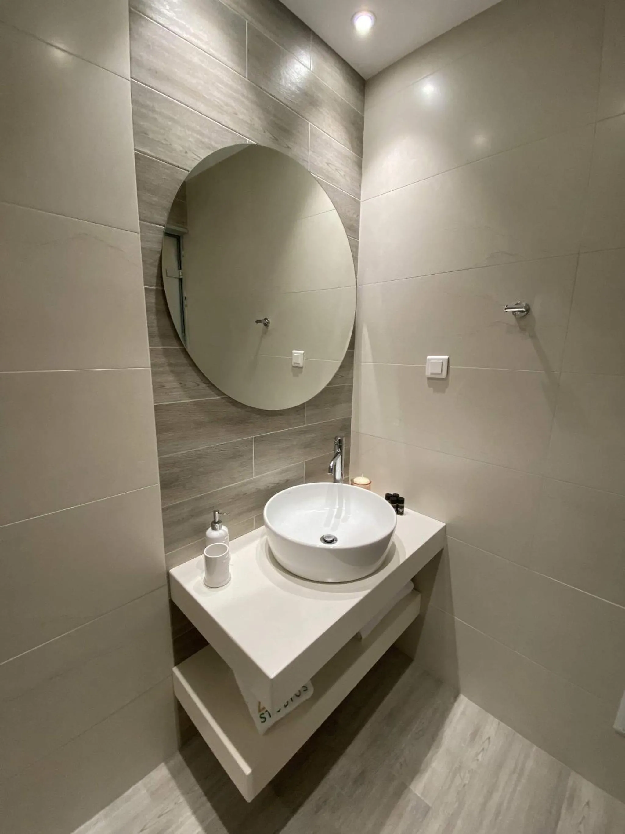 Bathroom in MIKE'S STUDIOS