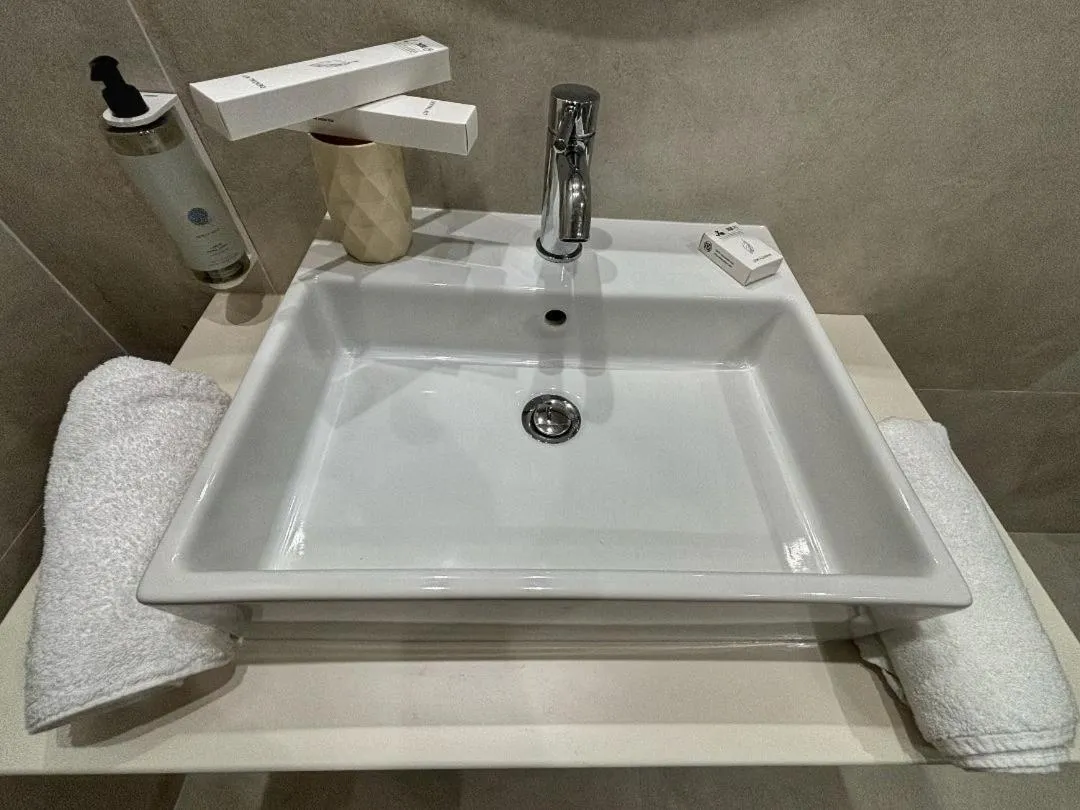 Bathroom in MIKE'S STUDIOS