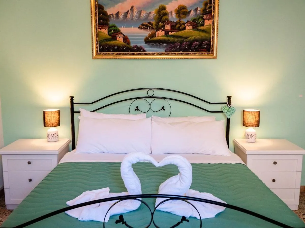 Triple Room with Shared Bathroom in CASA MAFALDA - Rooms, friends and more - Affittacamere, Guest House