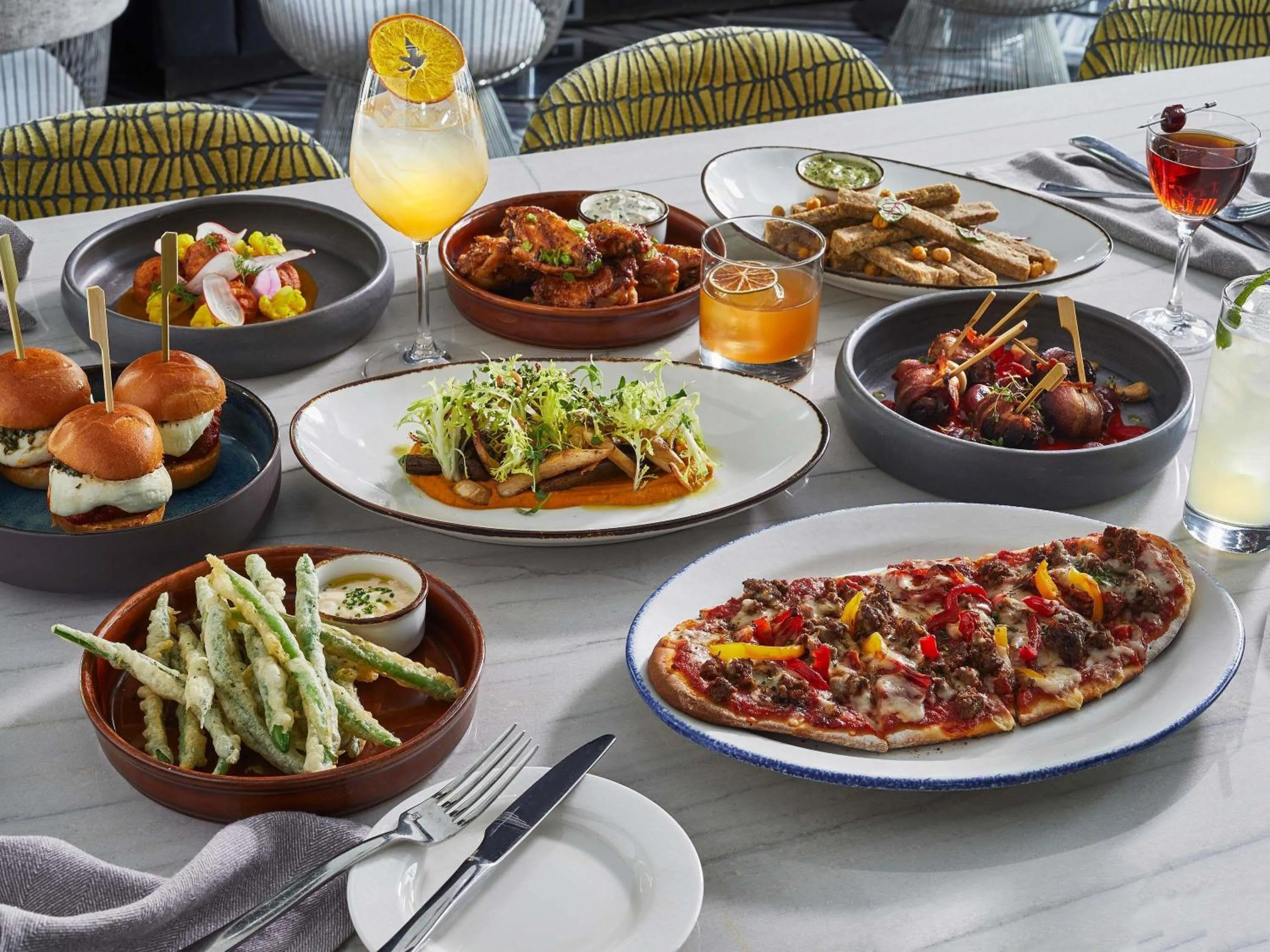 Lounge or bar in Sofitel Chicago Magnificent Mile