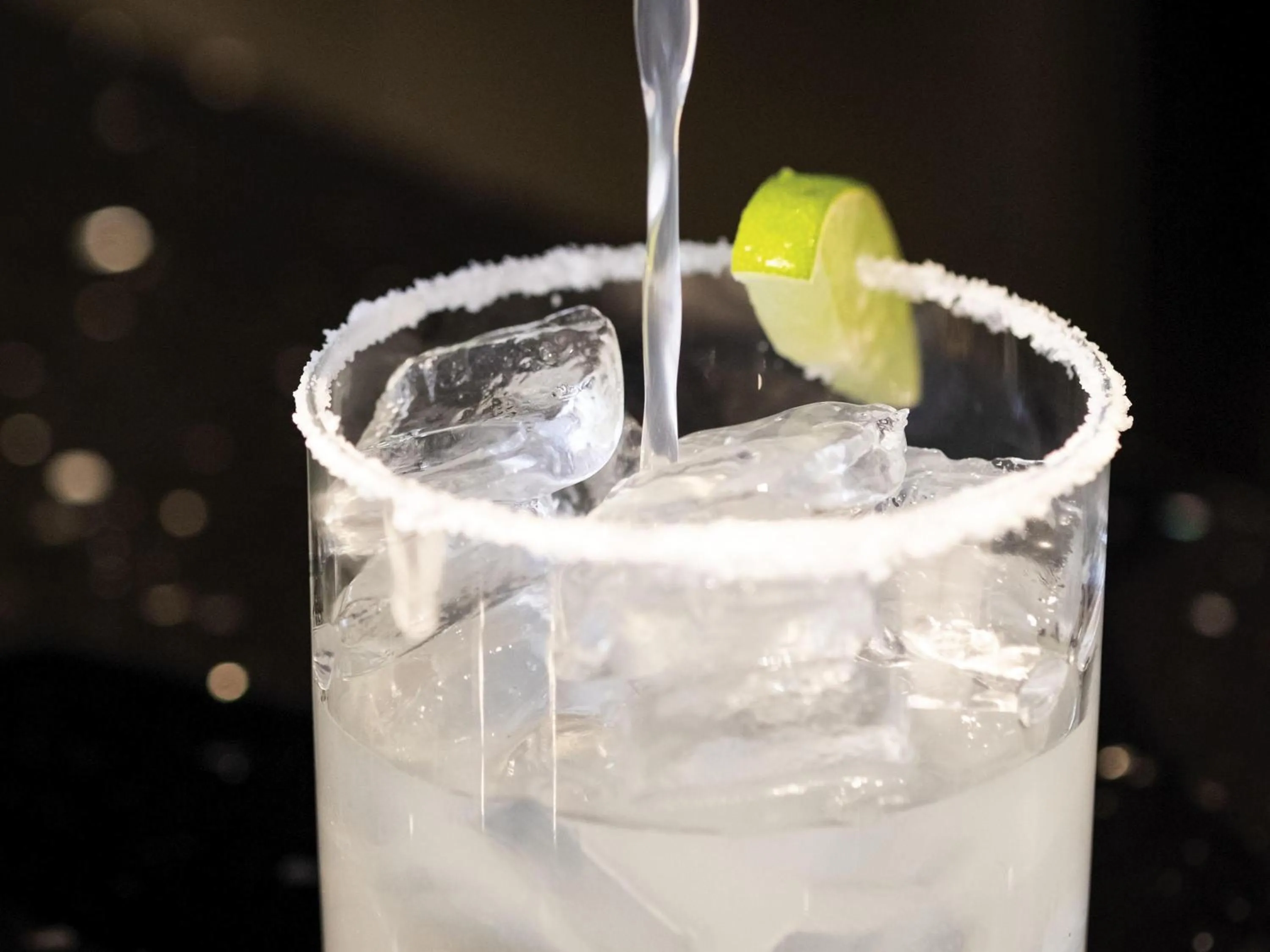 Lounge or bar in Sofitel Chicago Magnificent Mile