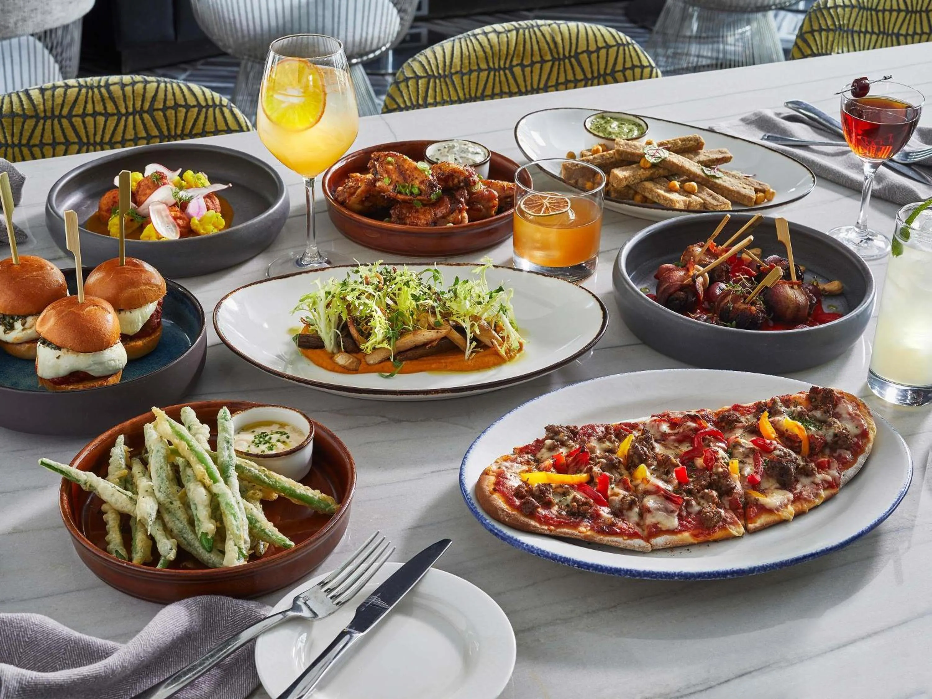 Lounge or bar in Sofitel Chicago Magnificent Mile