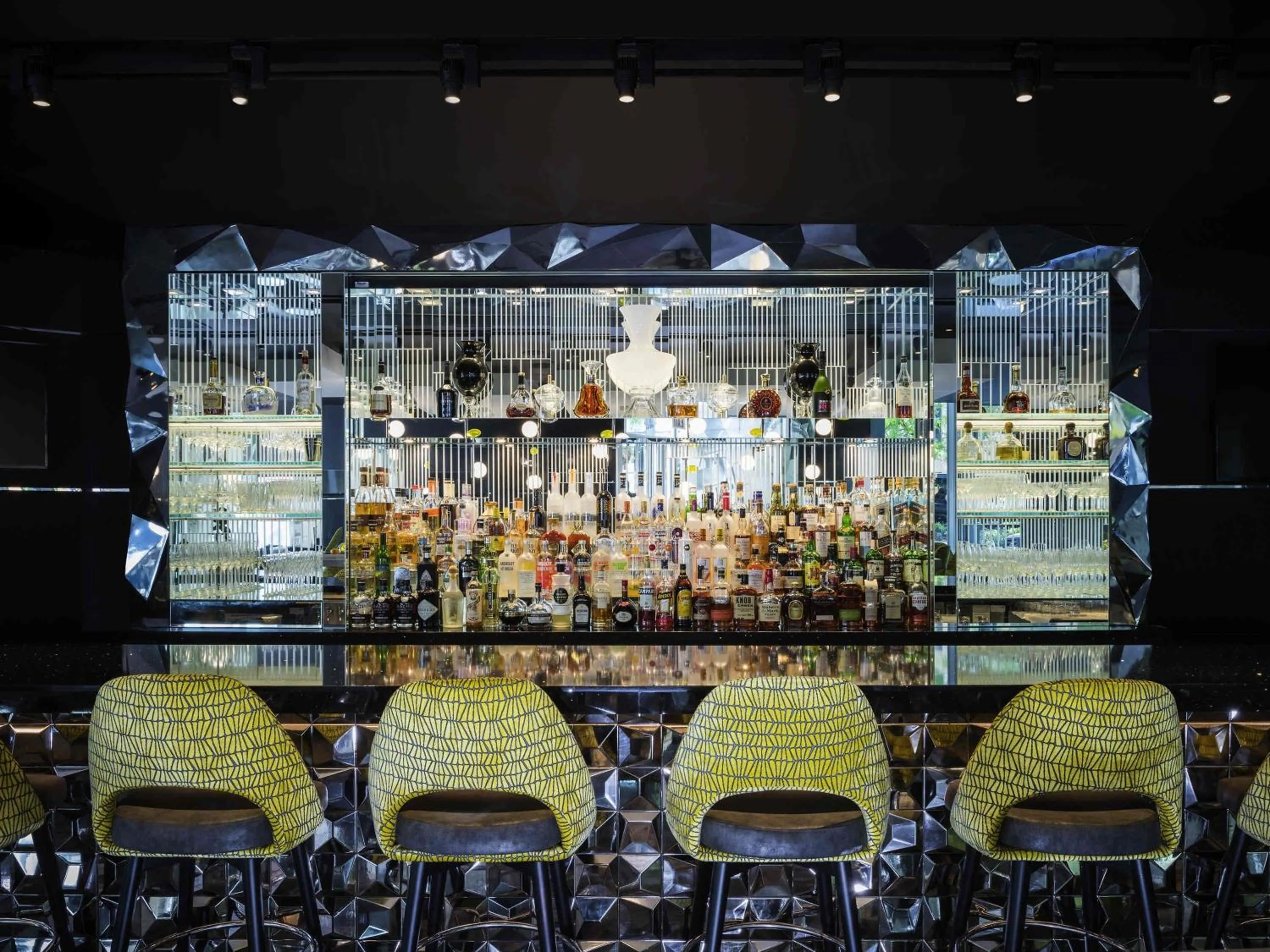 Lounge or bar in Sofitel Chicago Magnificent Mile