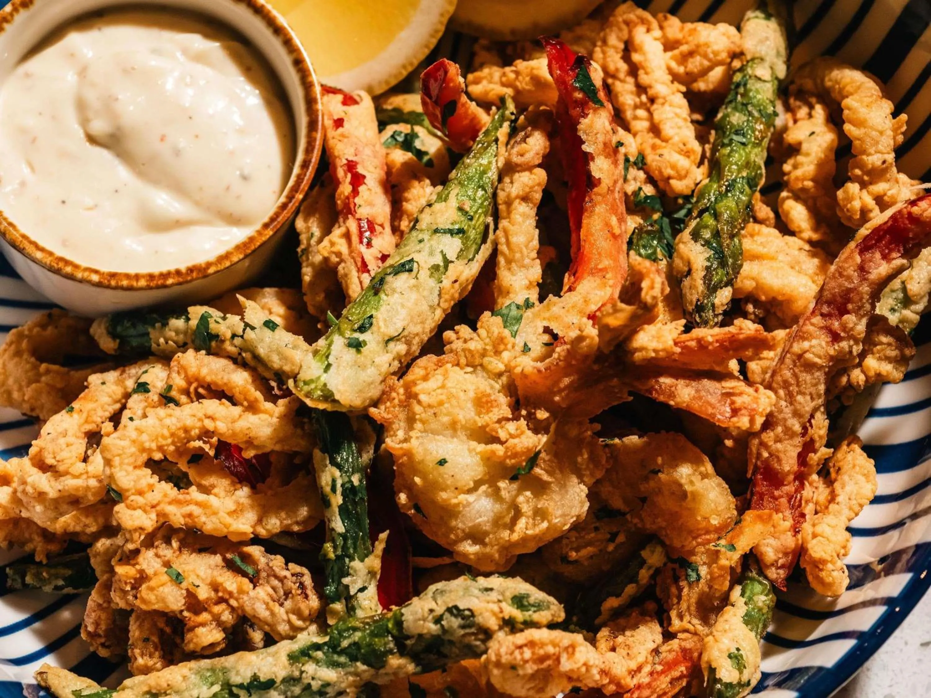 Lounge or bar in Sofitel Chicago Magnificent Mile