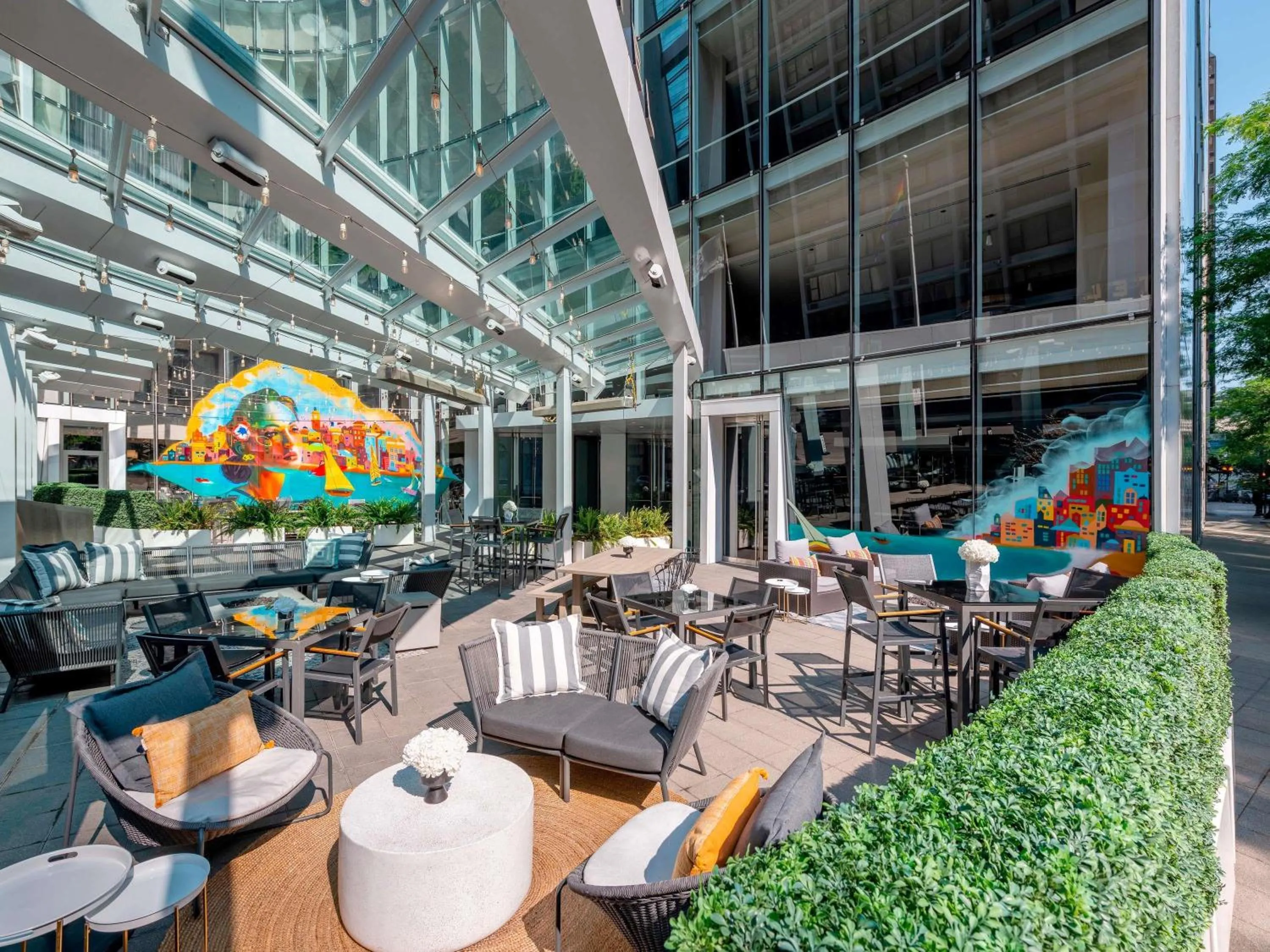 Lounge or bar in Sofitel Chicago Magnificent Mile