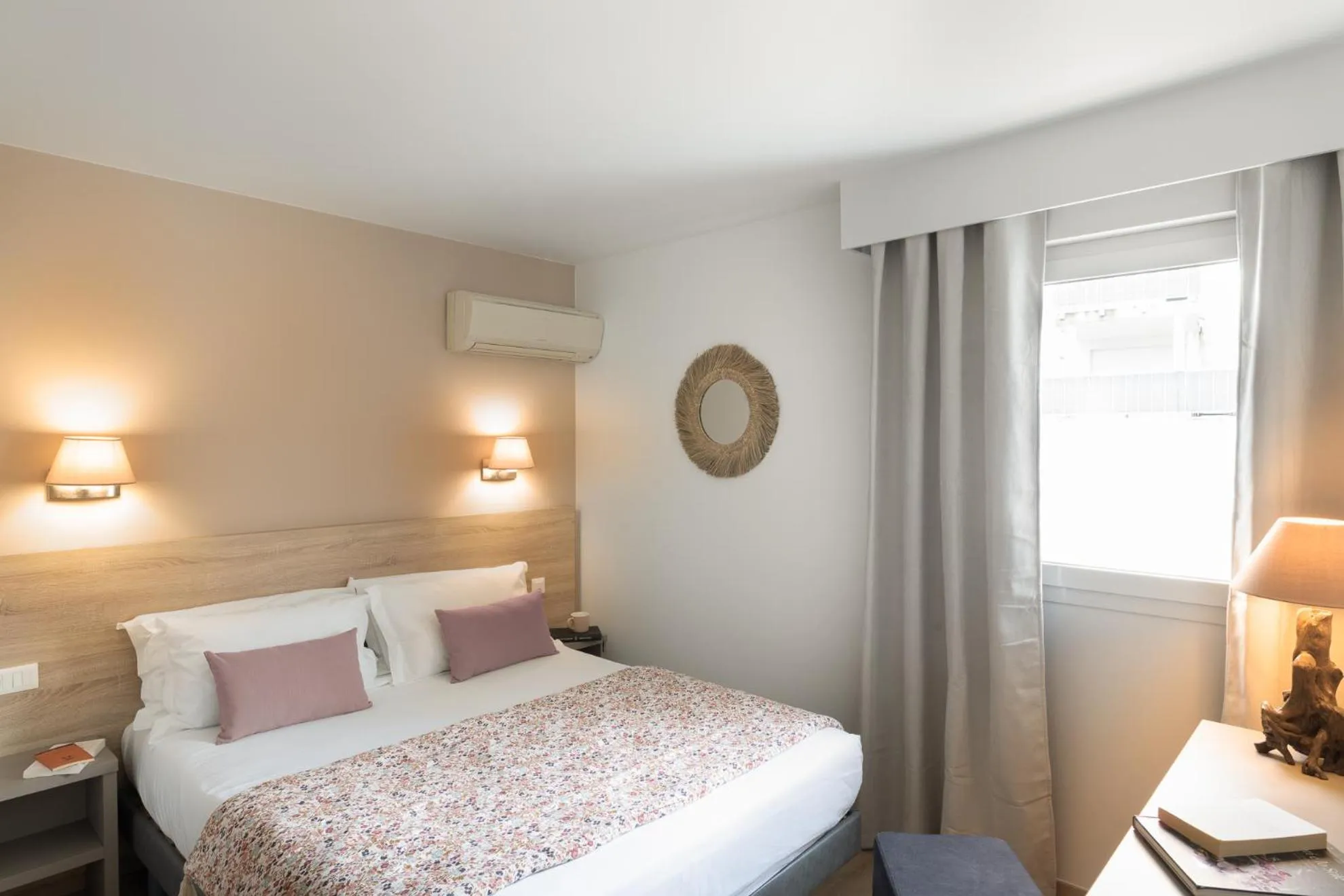 Property building, Bed in Golfe Hôtel & Spa Porto-Vecchio