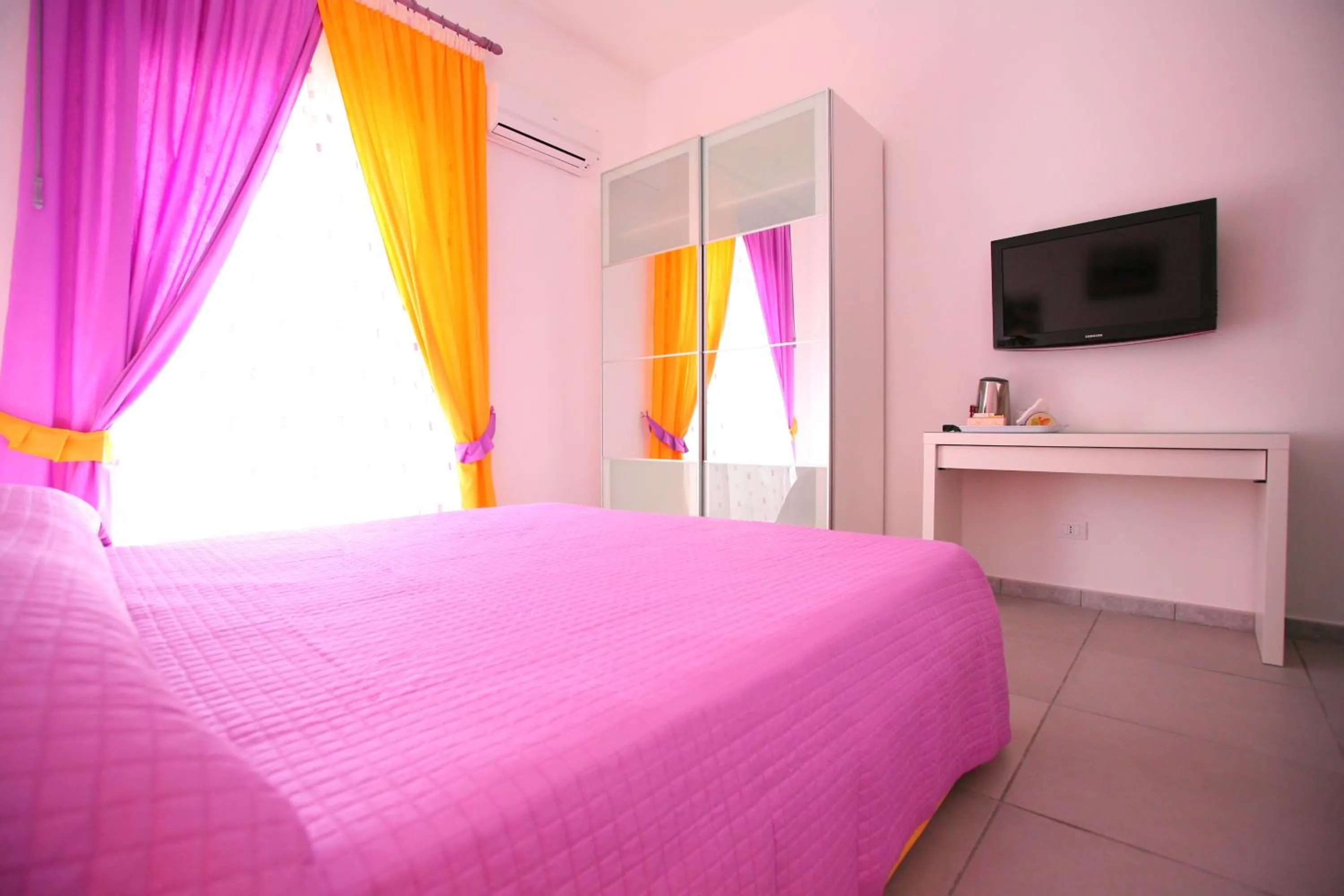 Photo of the whole room, Bed in Megaride Santa Lucia