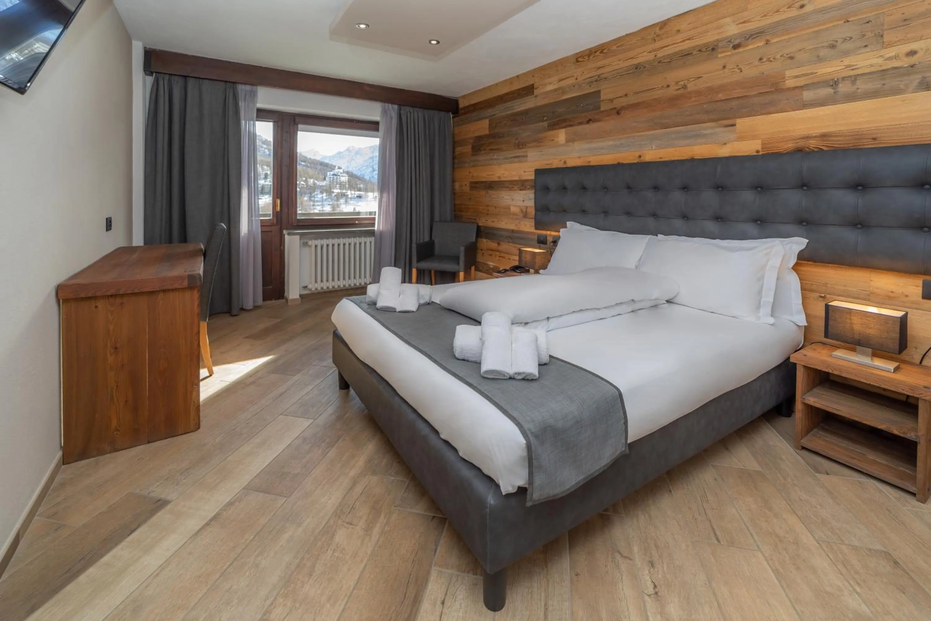 Photo of the whole room, Bed in Hotel Gran Roc