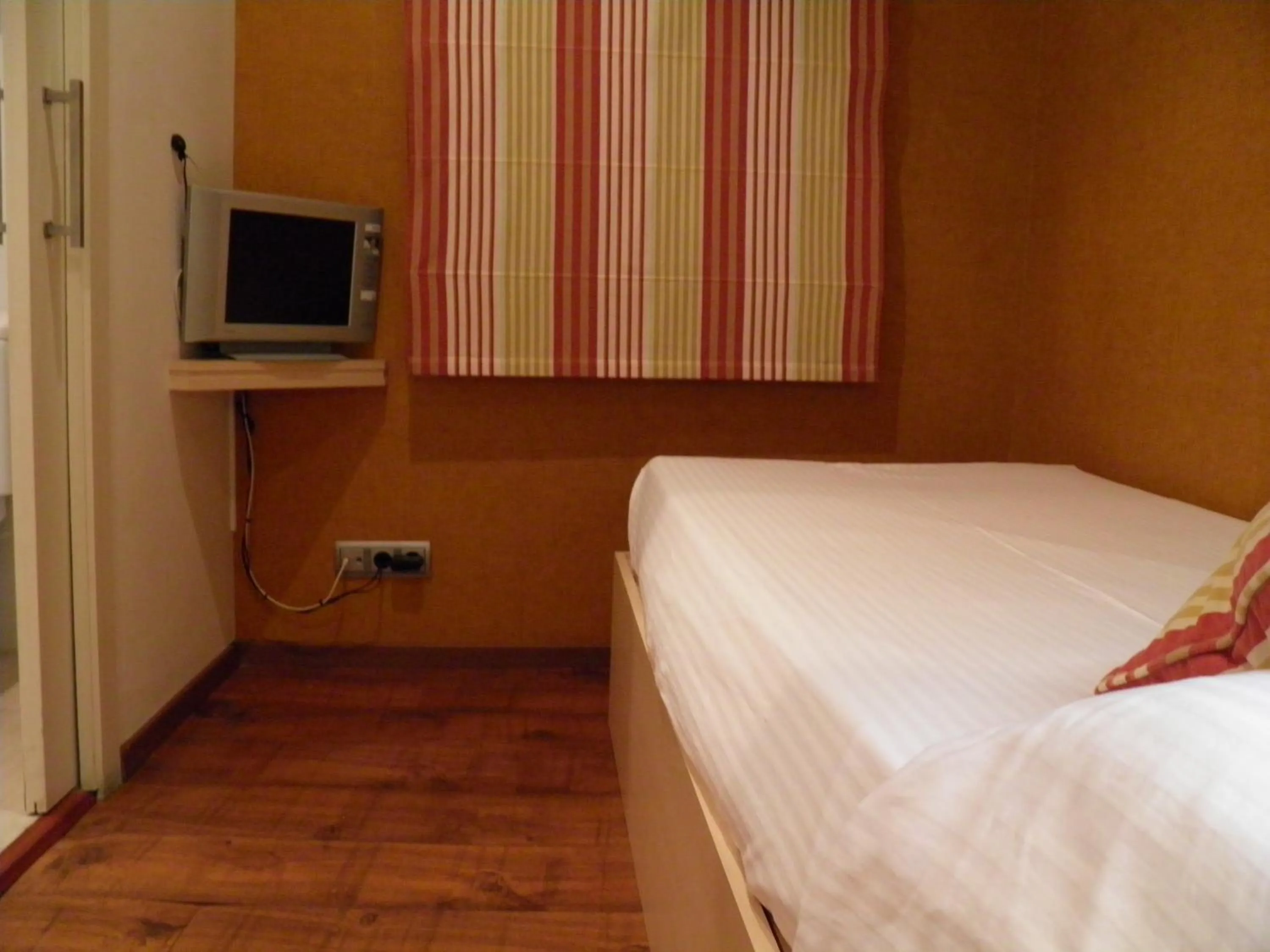 Decorative detail, Bed in Hotel Annex - Rey Don Jaime I