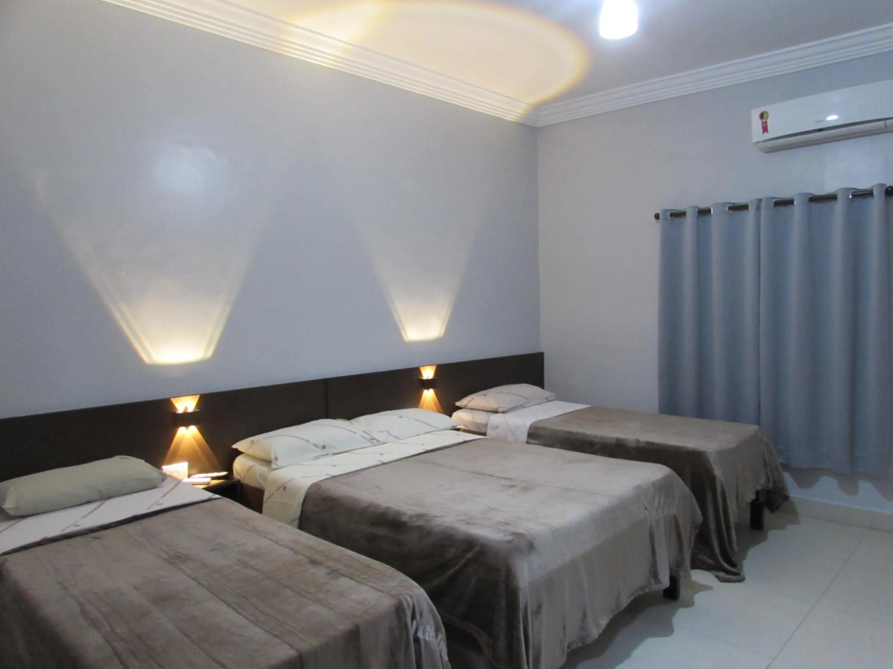 Deluxe Quadruple Room in Hotel Tropicália próximo a 25 de março , Brás e Bom Retiro "Com estacionamento conveniado ao lado do hotel"