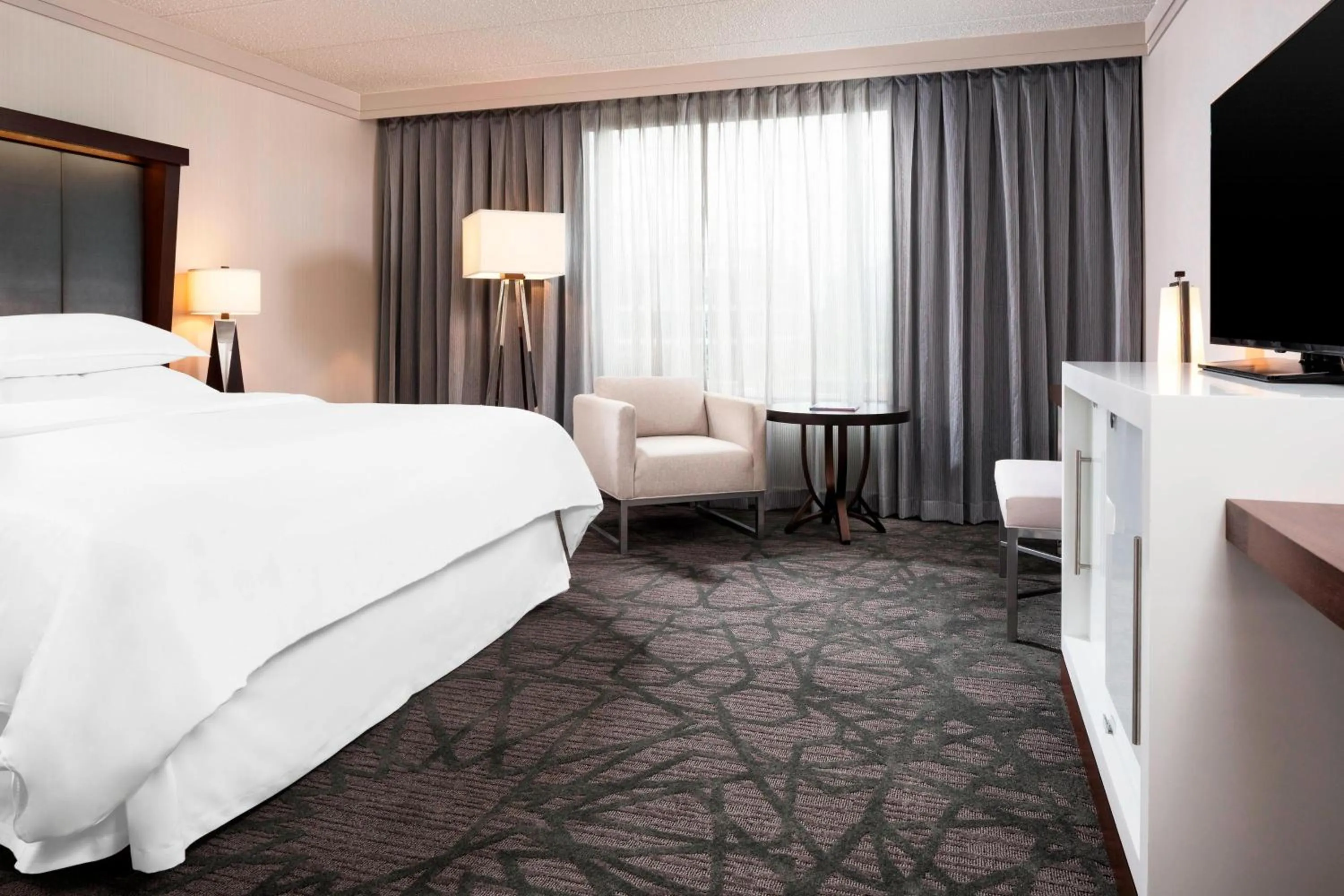 Photo of the whole room, Bed in Sheraton Bloomington