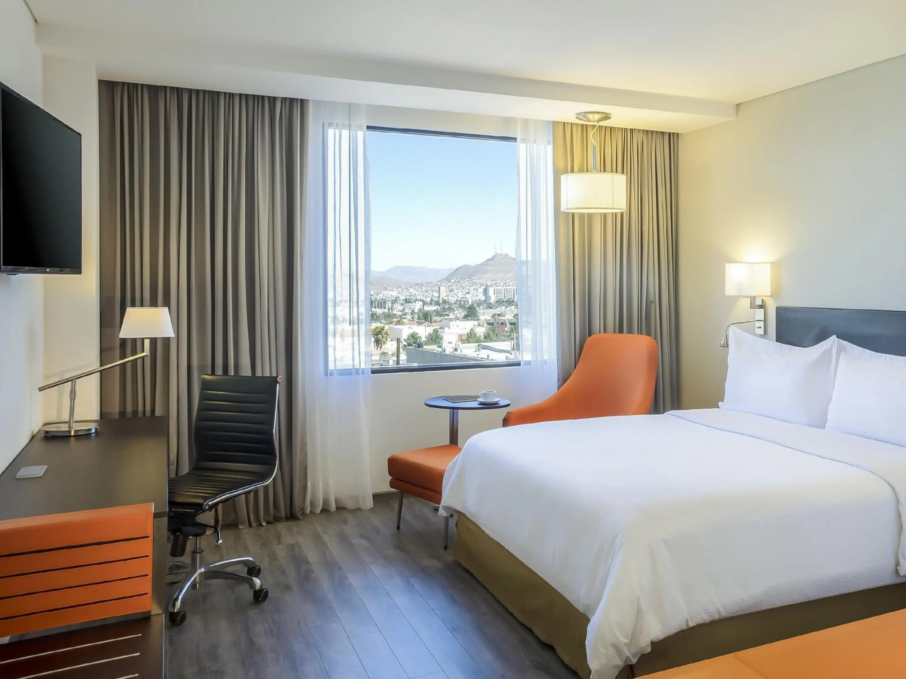 Photo of the whole room, Bed in Fiesta Inn Guadalajara Aeropuerto