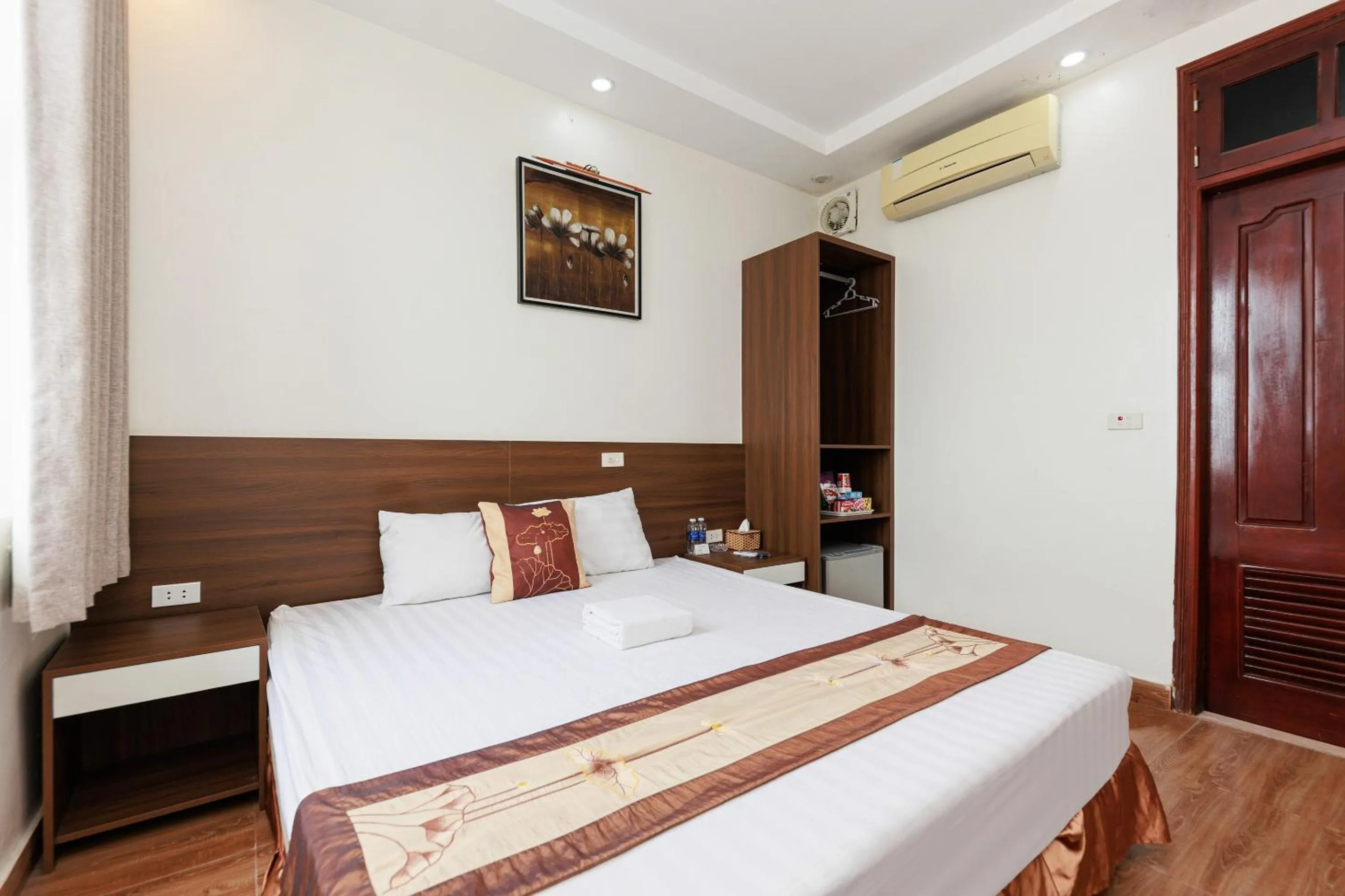 Bedroom, Bed in OYO 472 Lenka Hotel