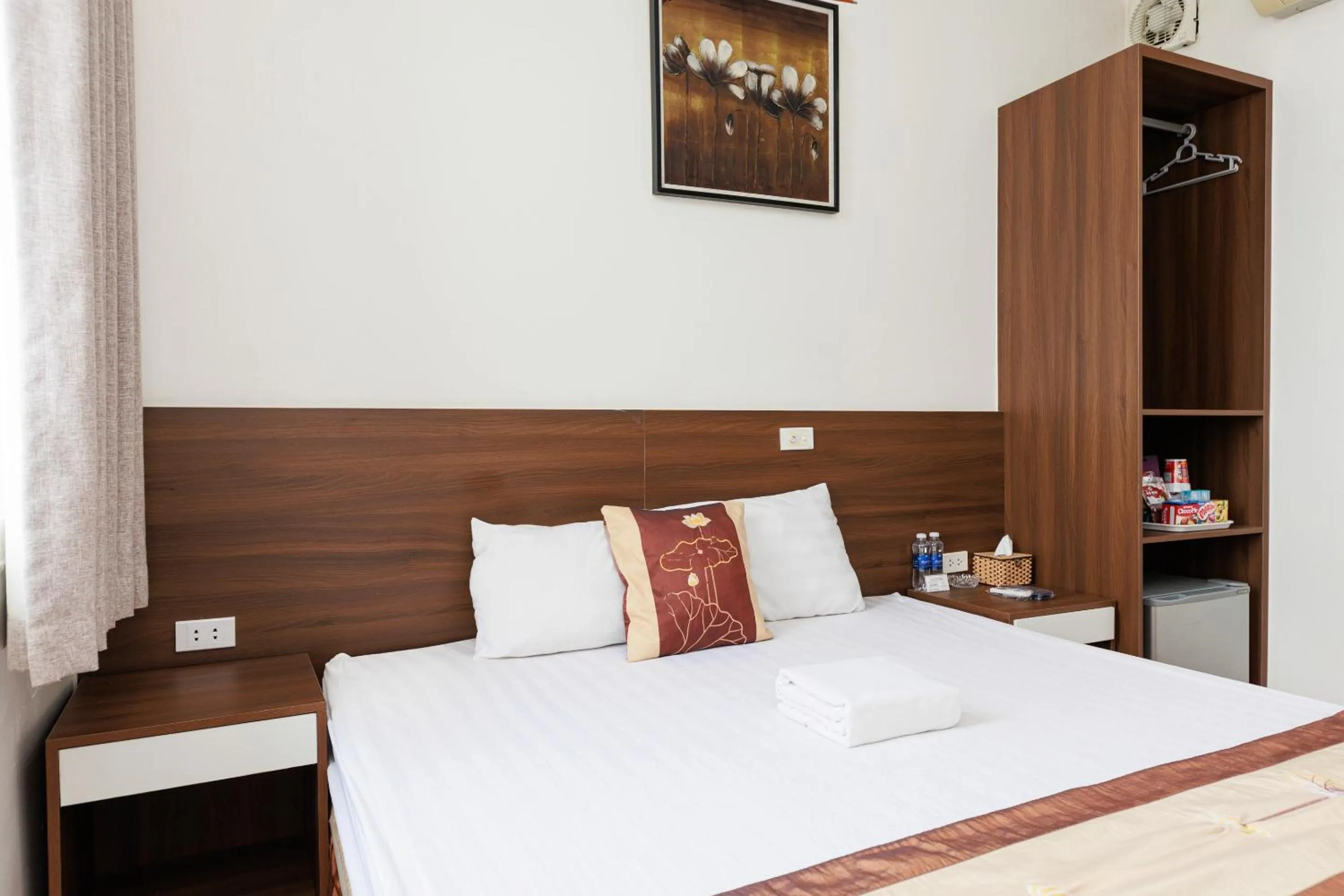 Bedroom, Bed in OYO 472 Lenka Hotel