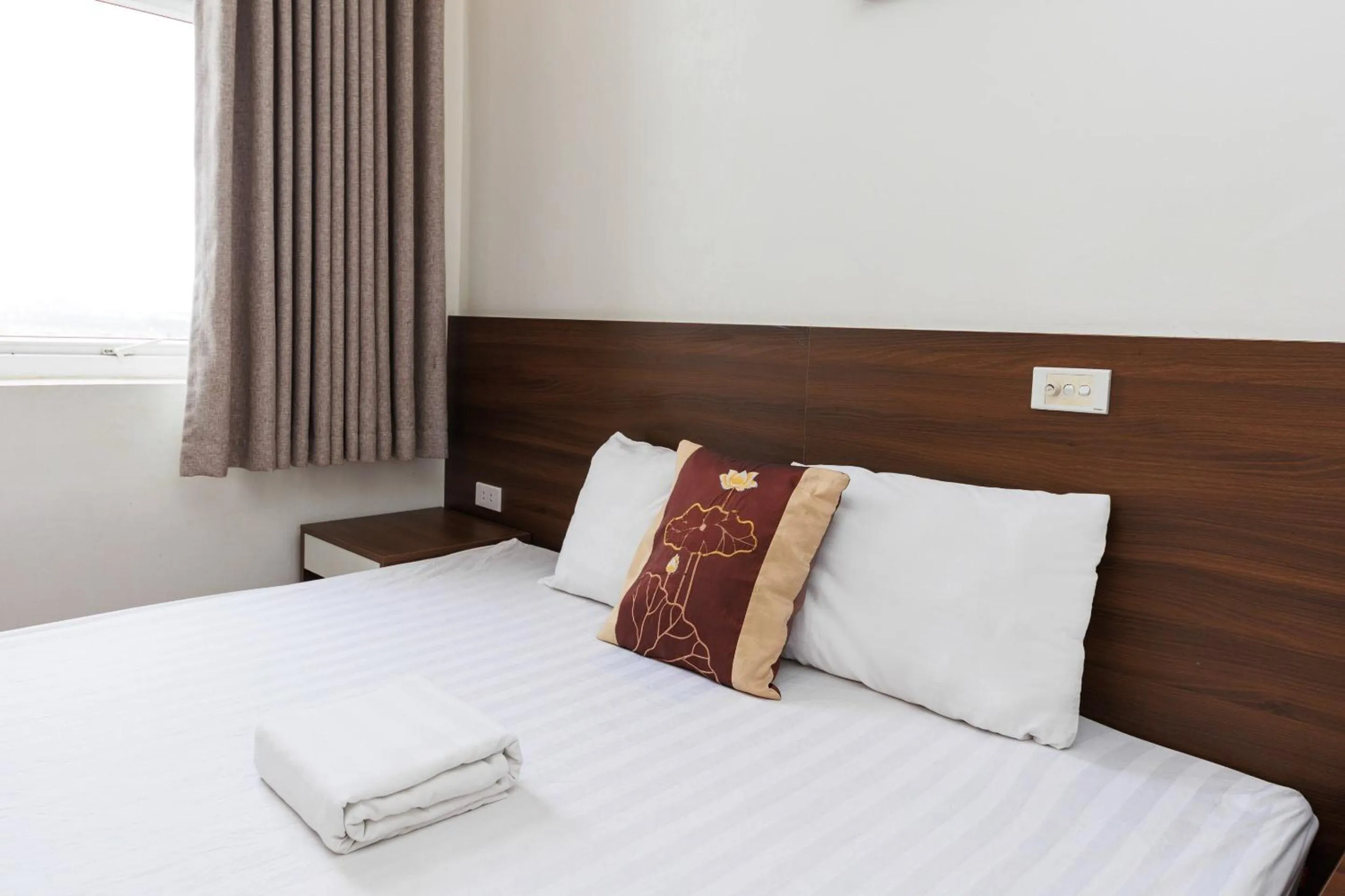 Bedroom, Bed in OYO 472 Lenka Hotel