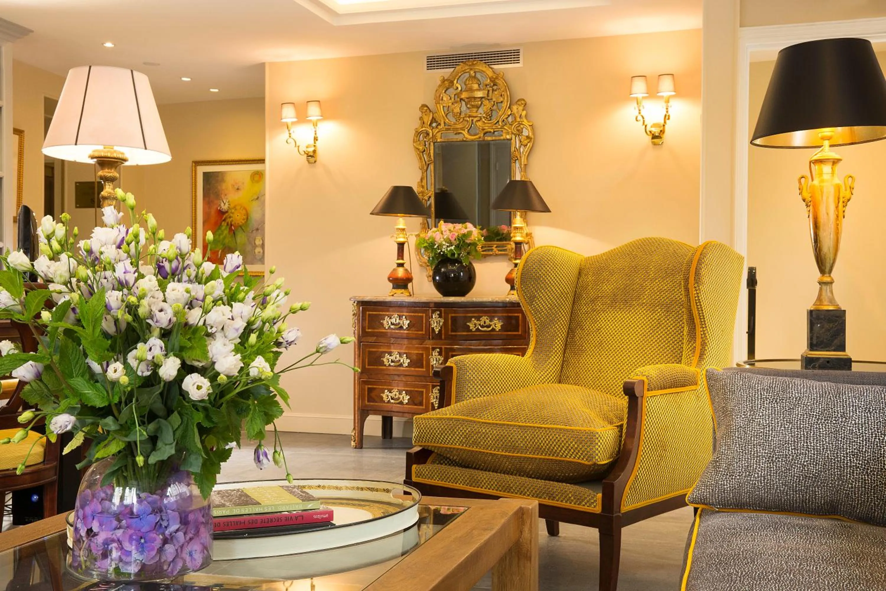 Living room in Hôtel Le Relais des Halles