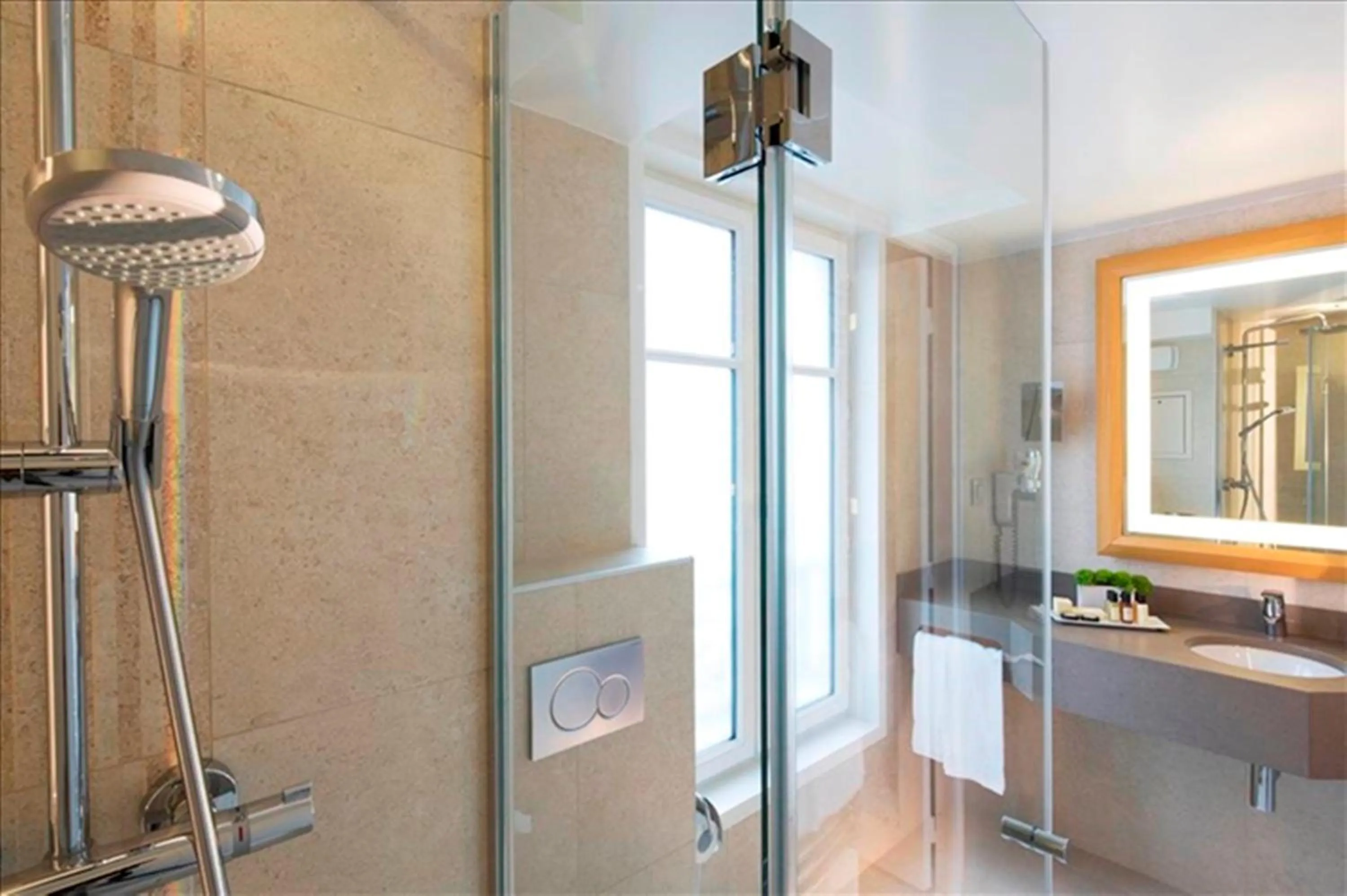 Bathroom in Hôtel Le Relais des Halles