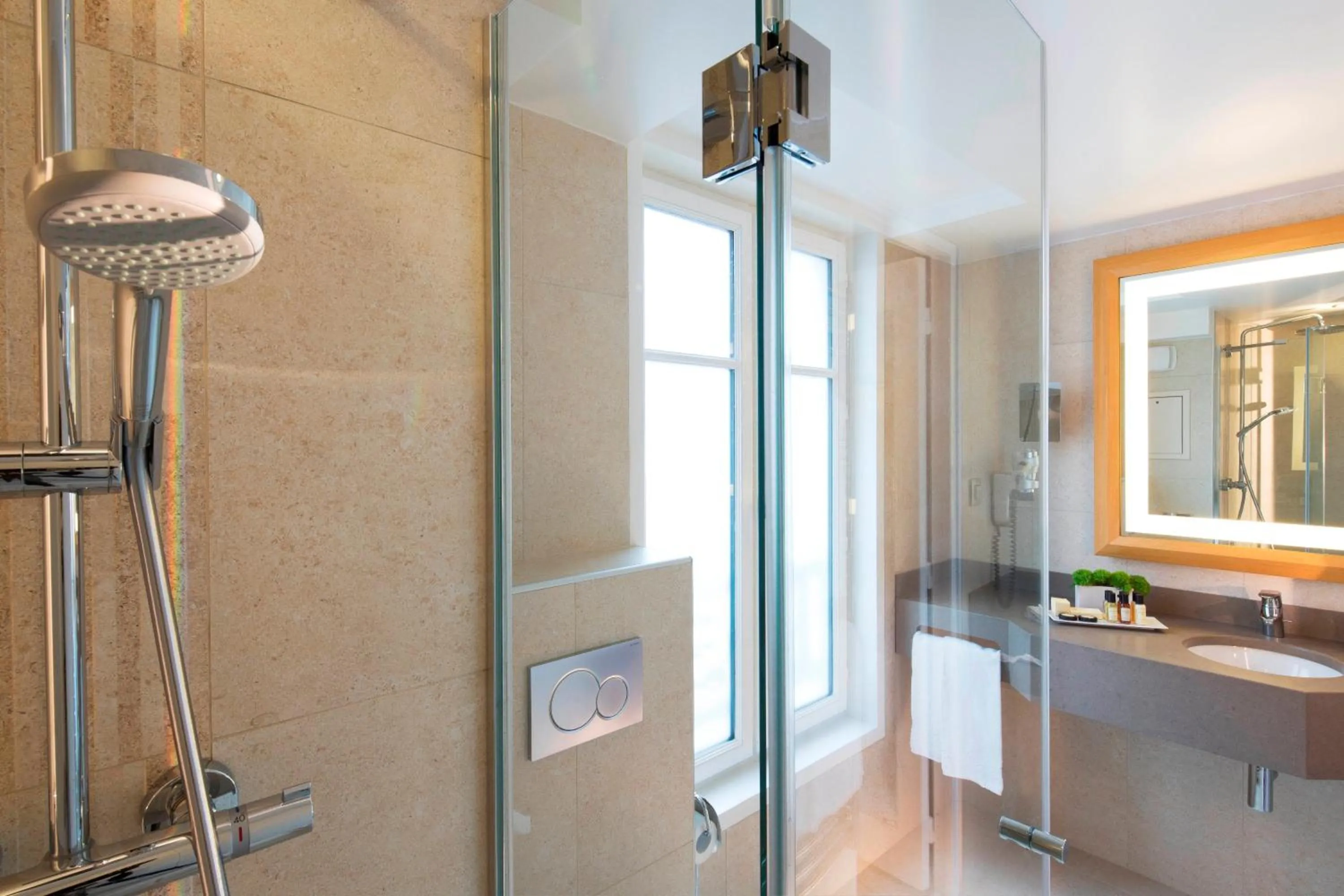 Bathroom in Hôtel Le Relais des Halles