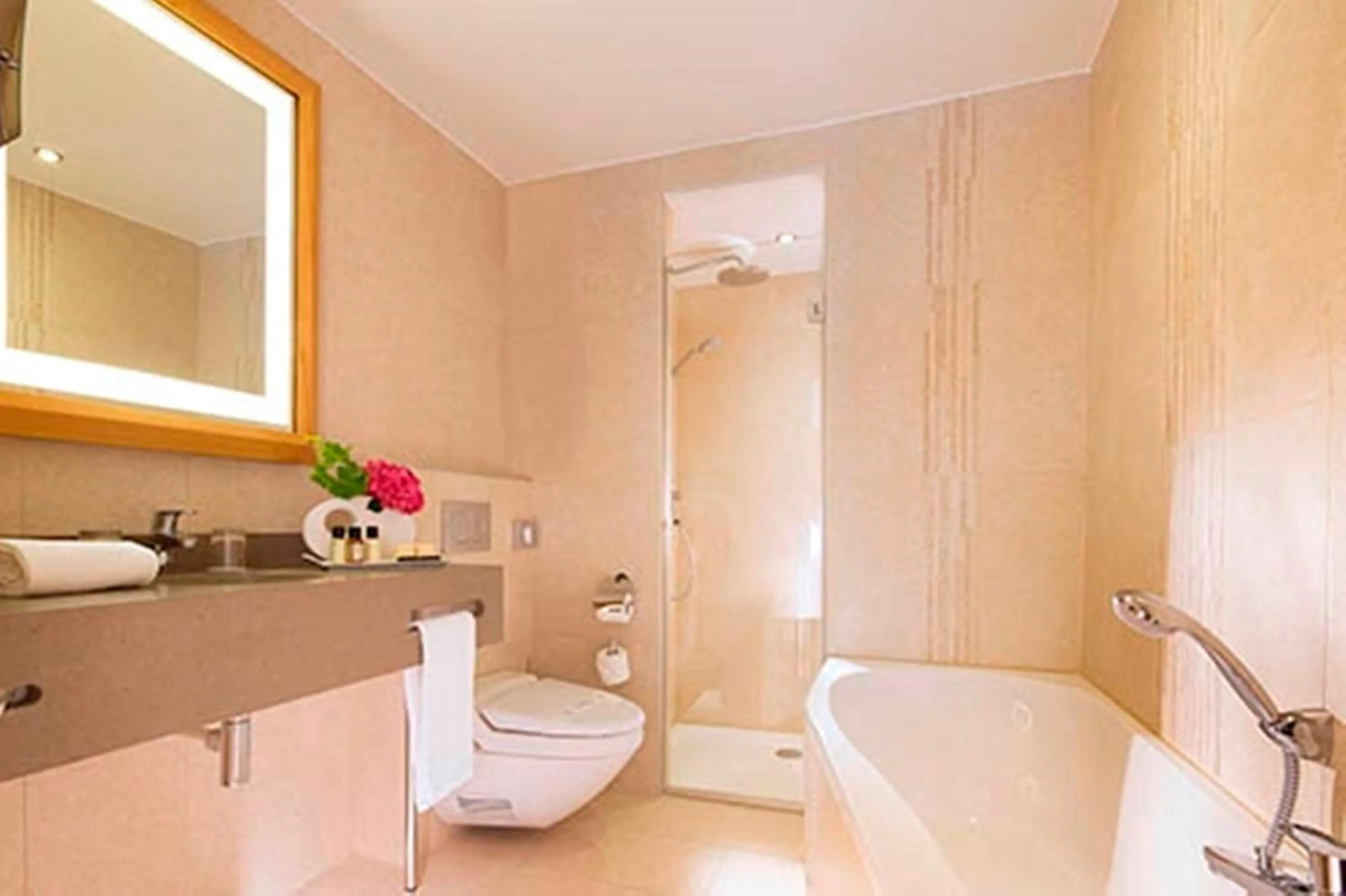 Bathroom in Hôtel Le Relais des Halles