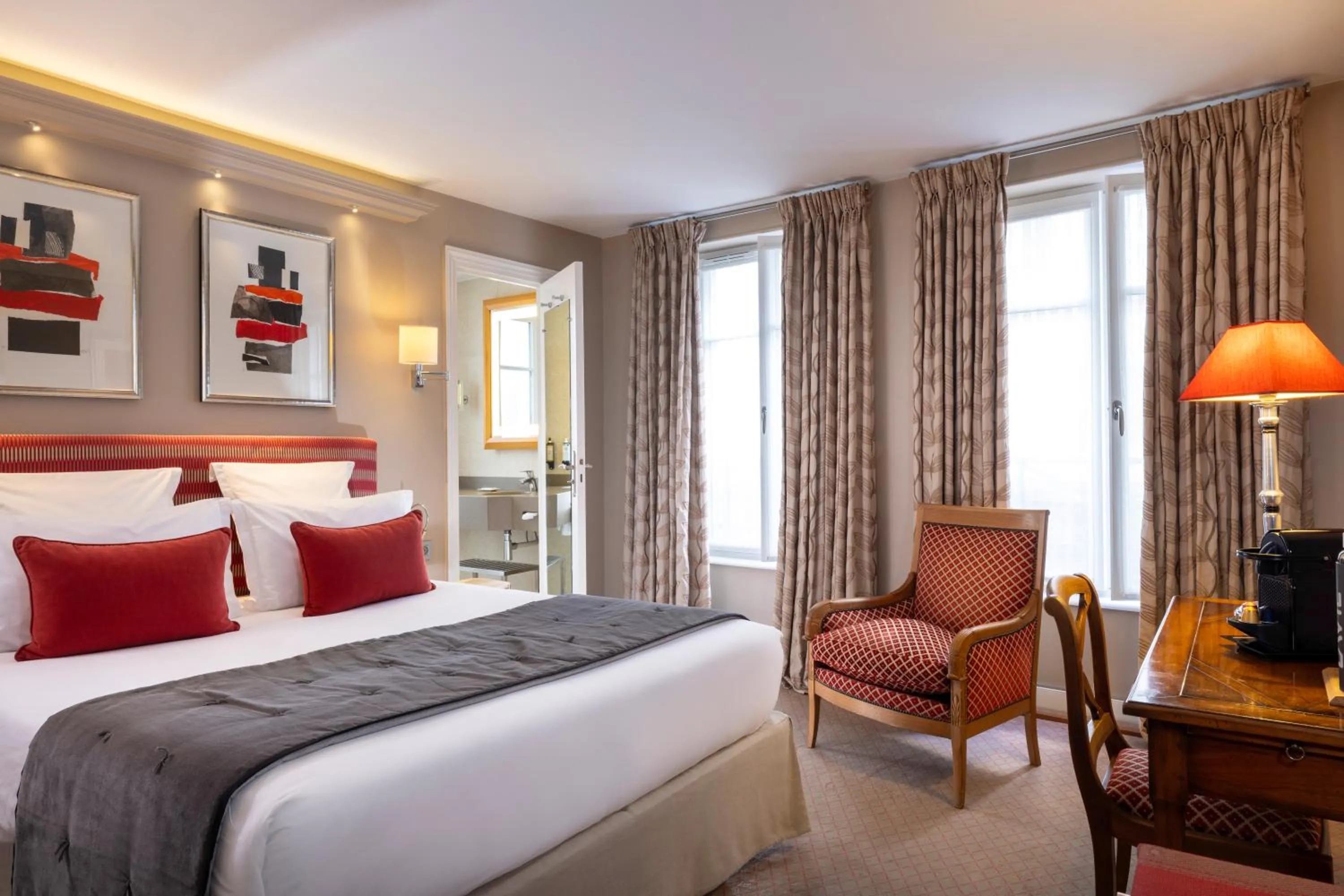 Bathroom, Bed in Hôtel Le Relais des Halles