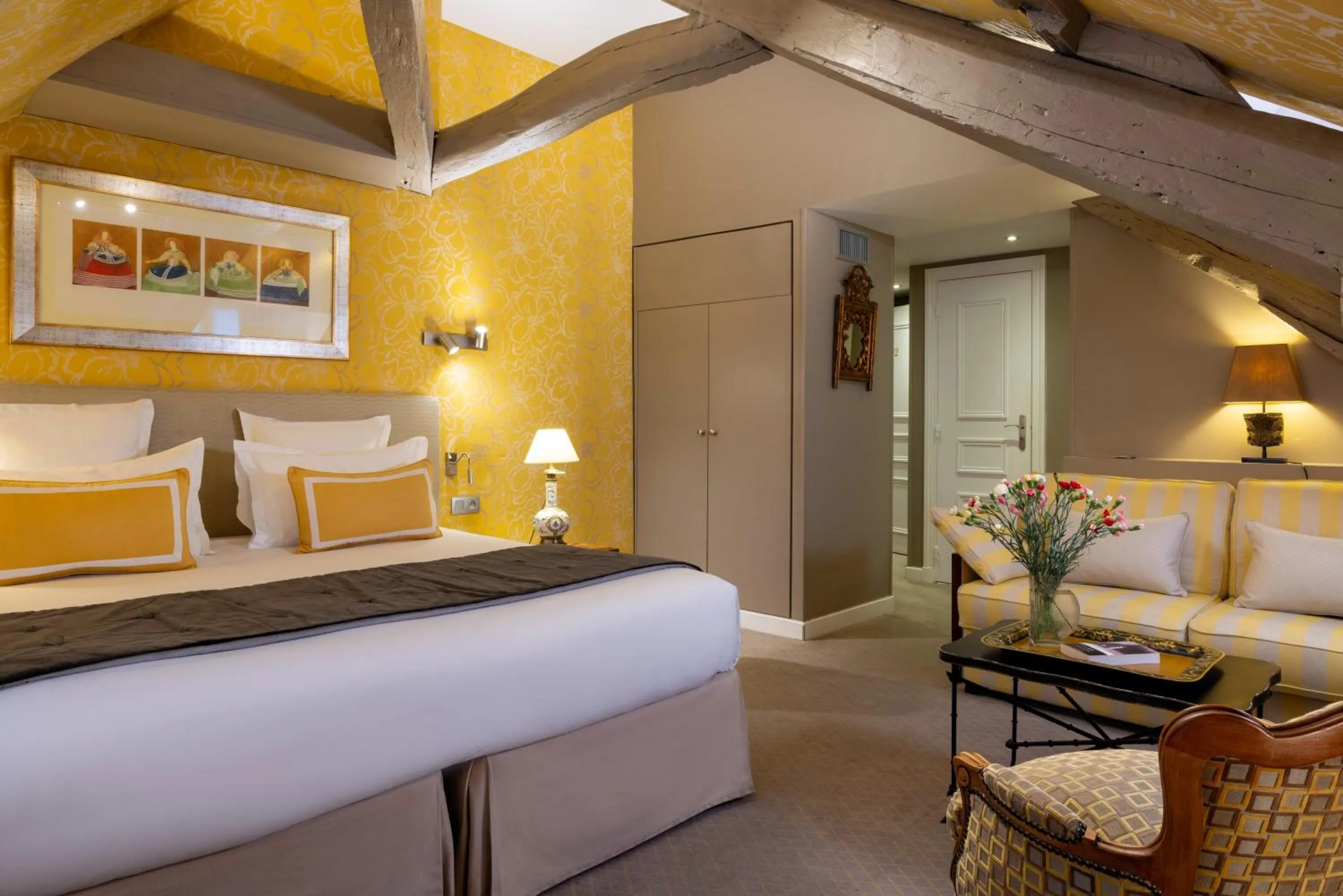 Seating area, Bed in Hôtel Le Relais des Halles