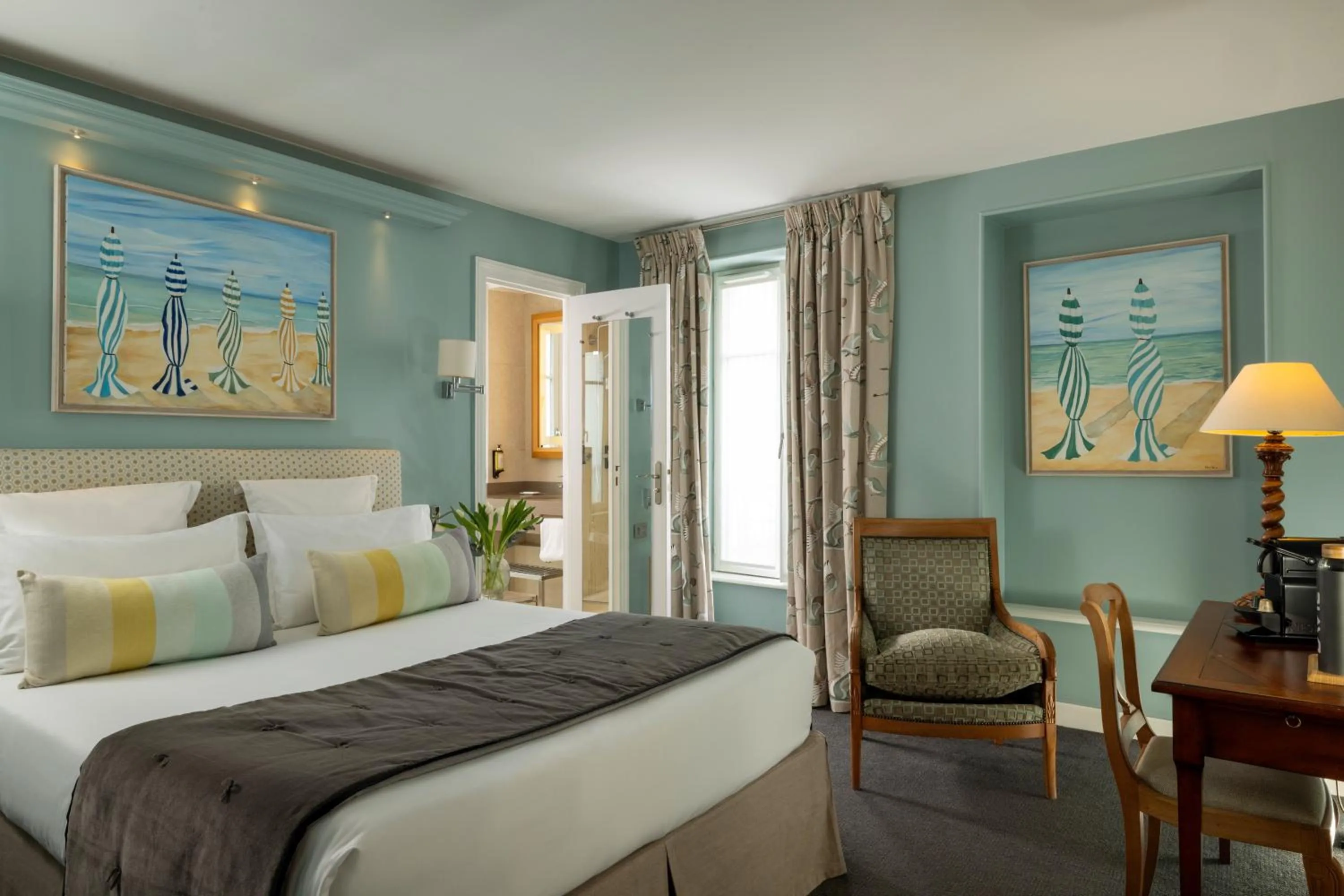 Bathroom, Bed in Hôtel Le Relais des Halles