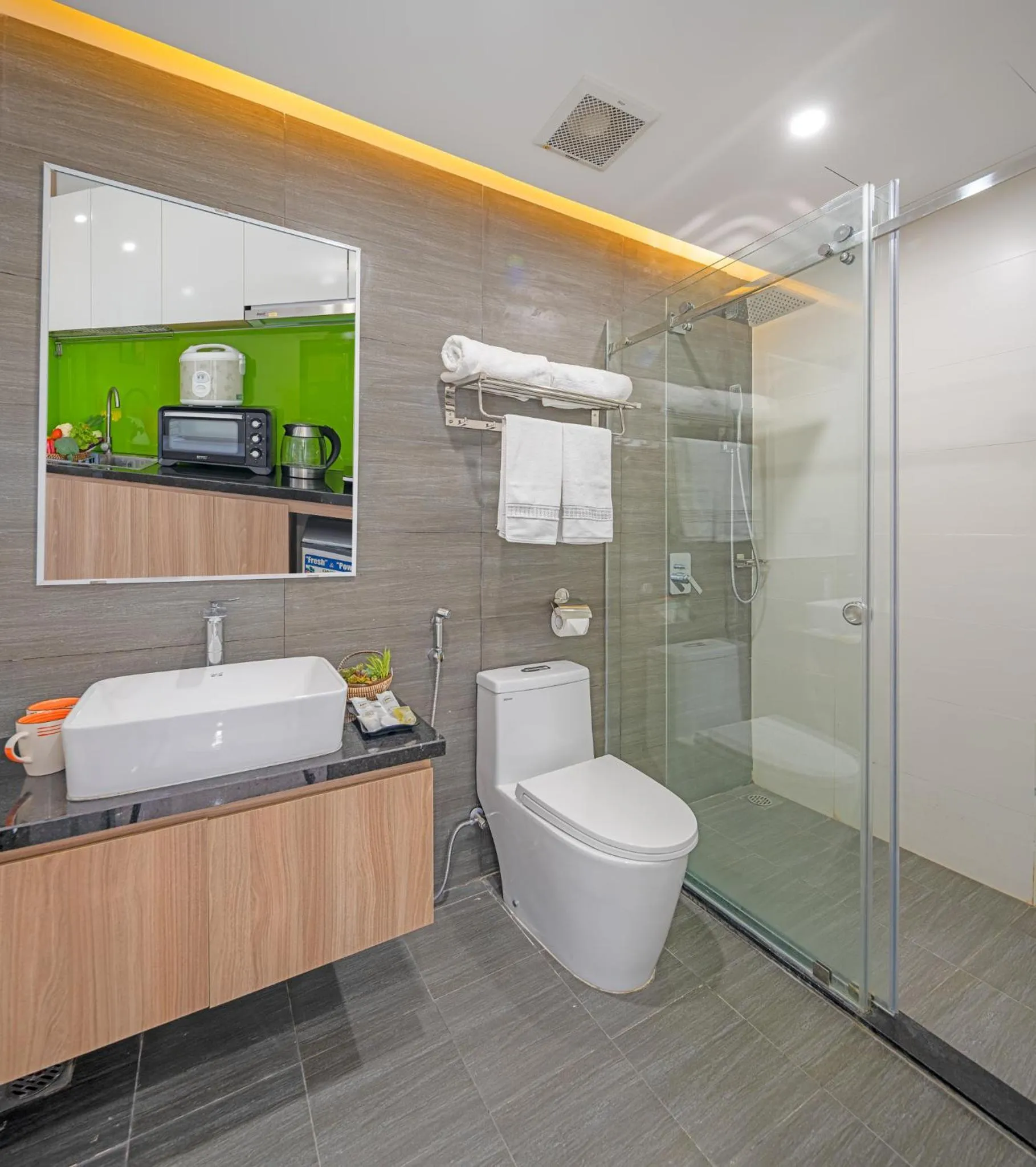 Shower in Suri Apartment & Hotel Danang