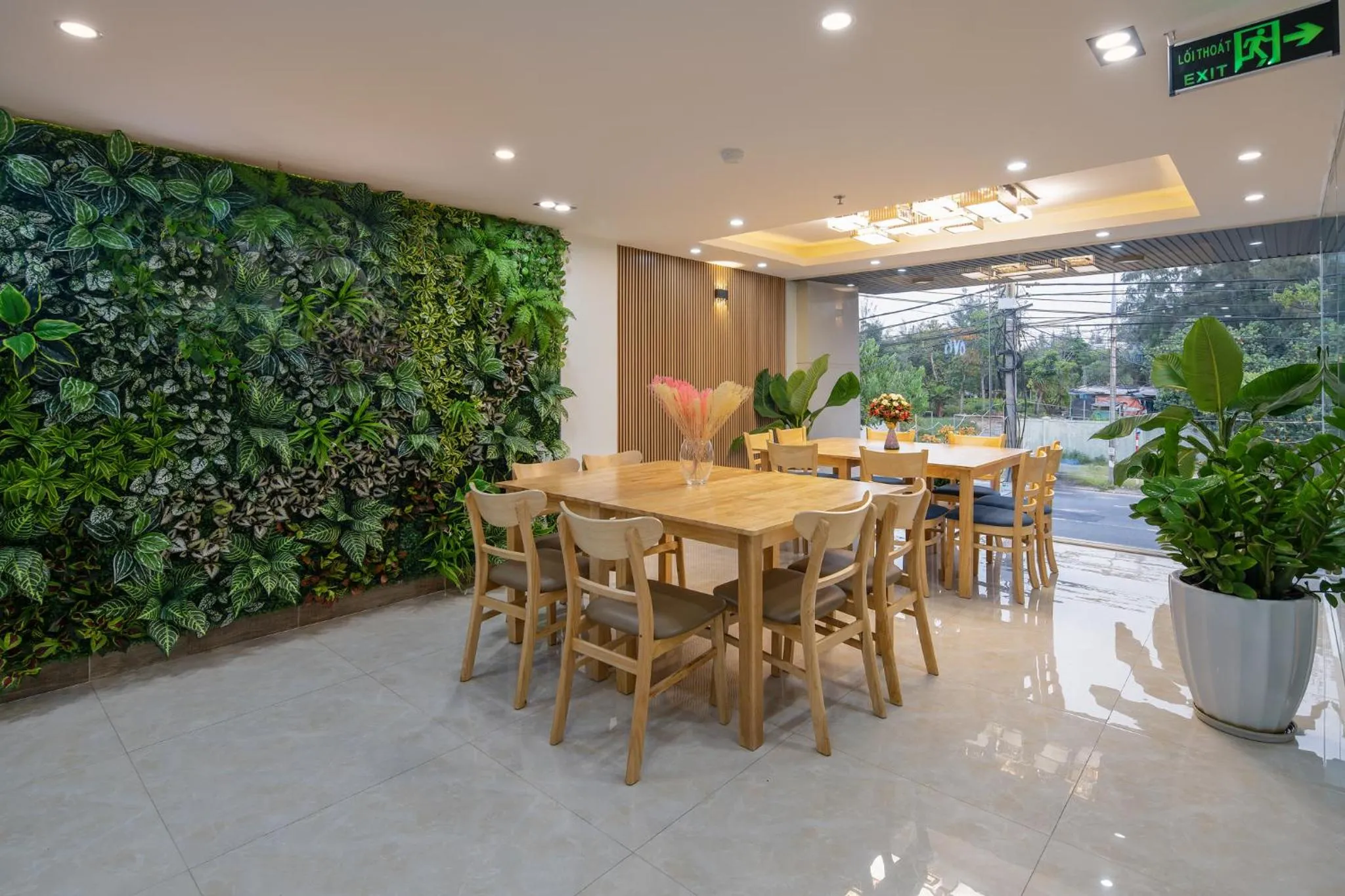 Restaurant/places to eat in Suri Apartment & Hotel Danang