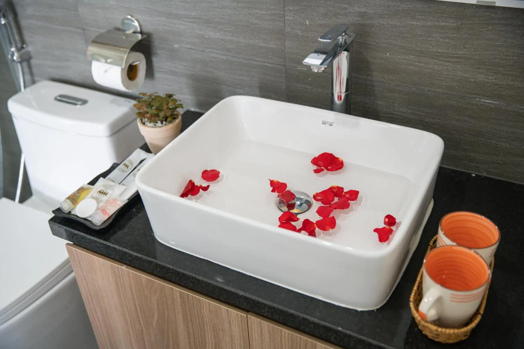 Bathroom in Suri Apartment & Hotel Danang