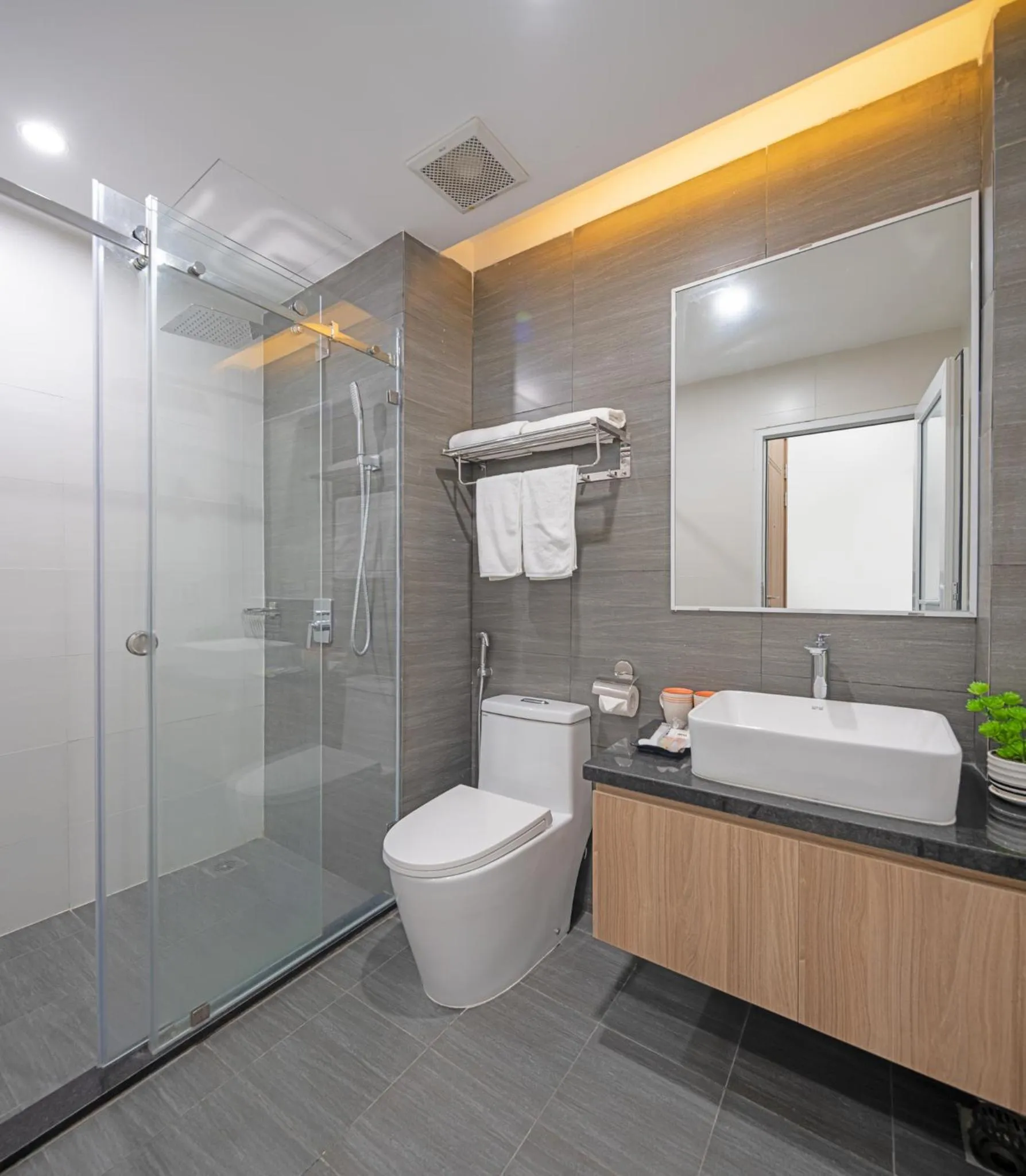 Shower in Suri Apartment & Hotel Danang
