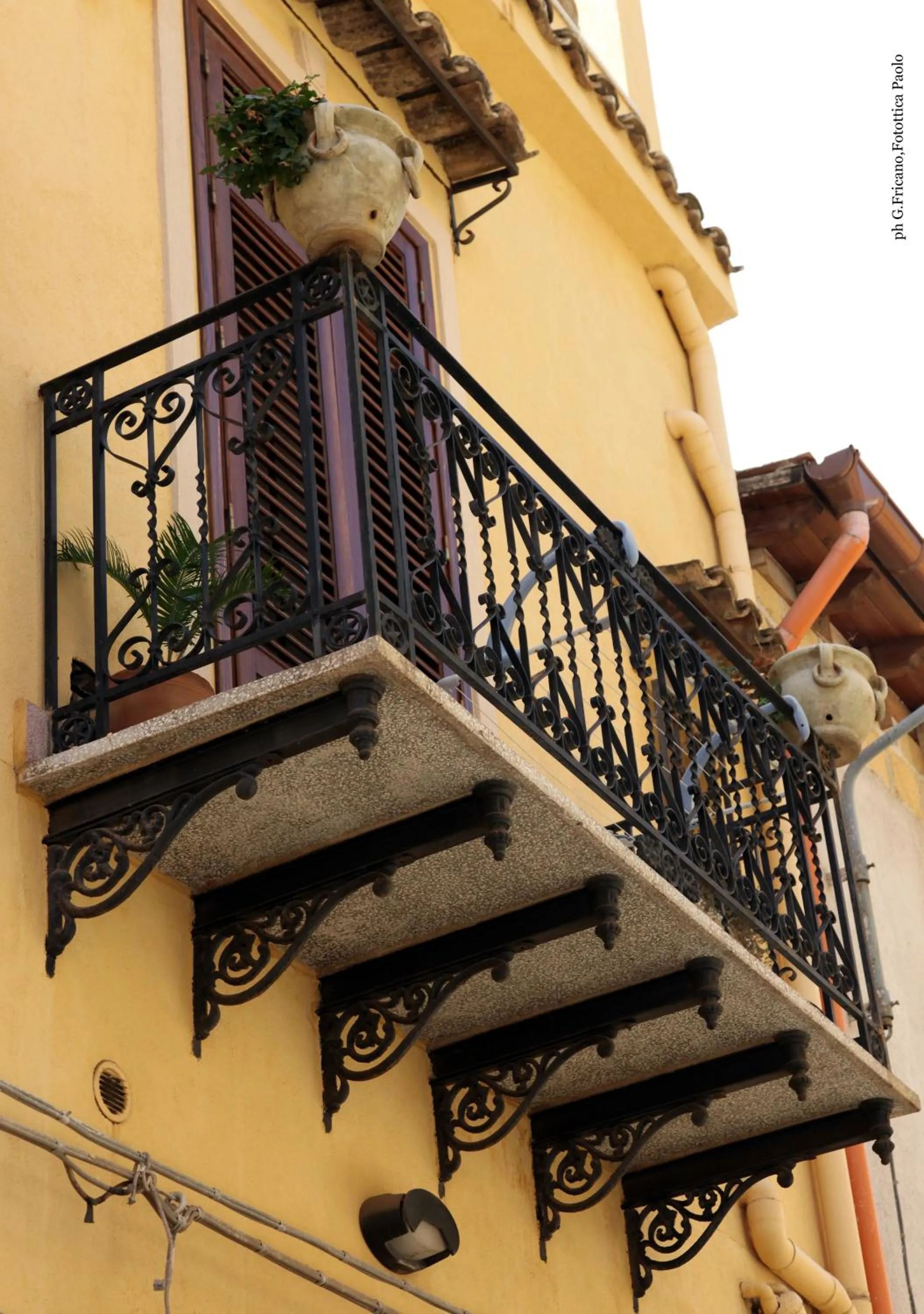 Facade/entrance in Donna Lia