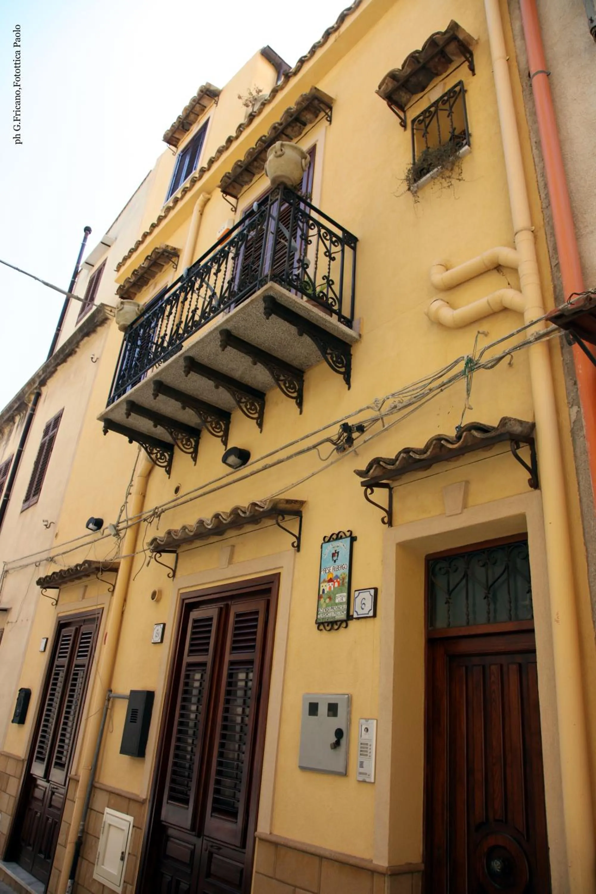 Facade/entrance in Donna Lia