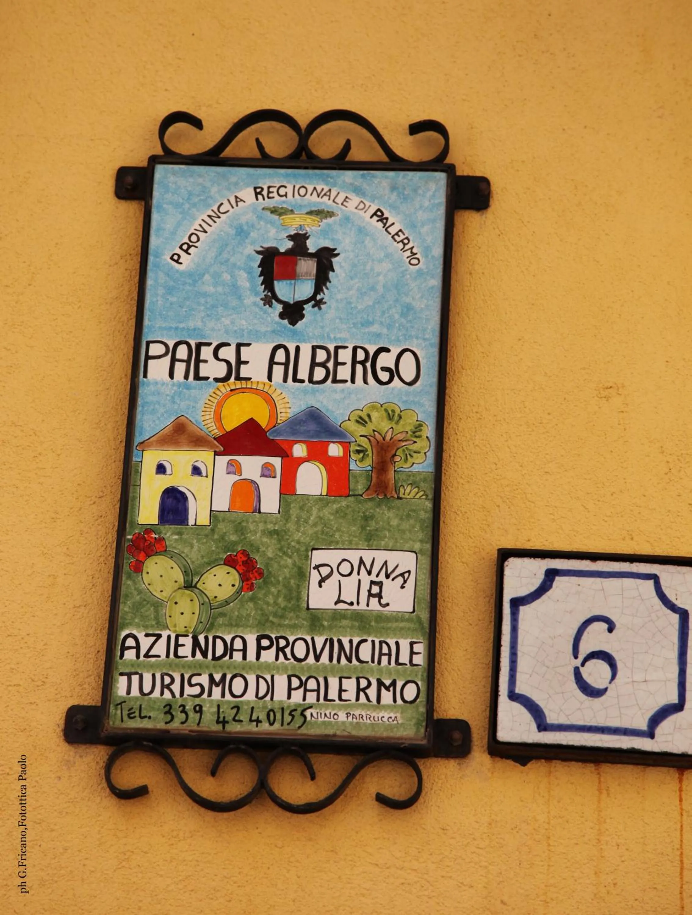 Property logo or sign in Donna Lia
