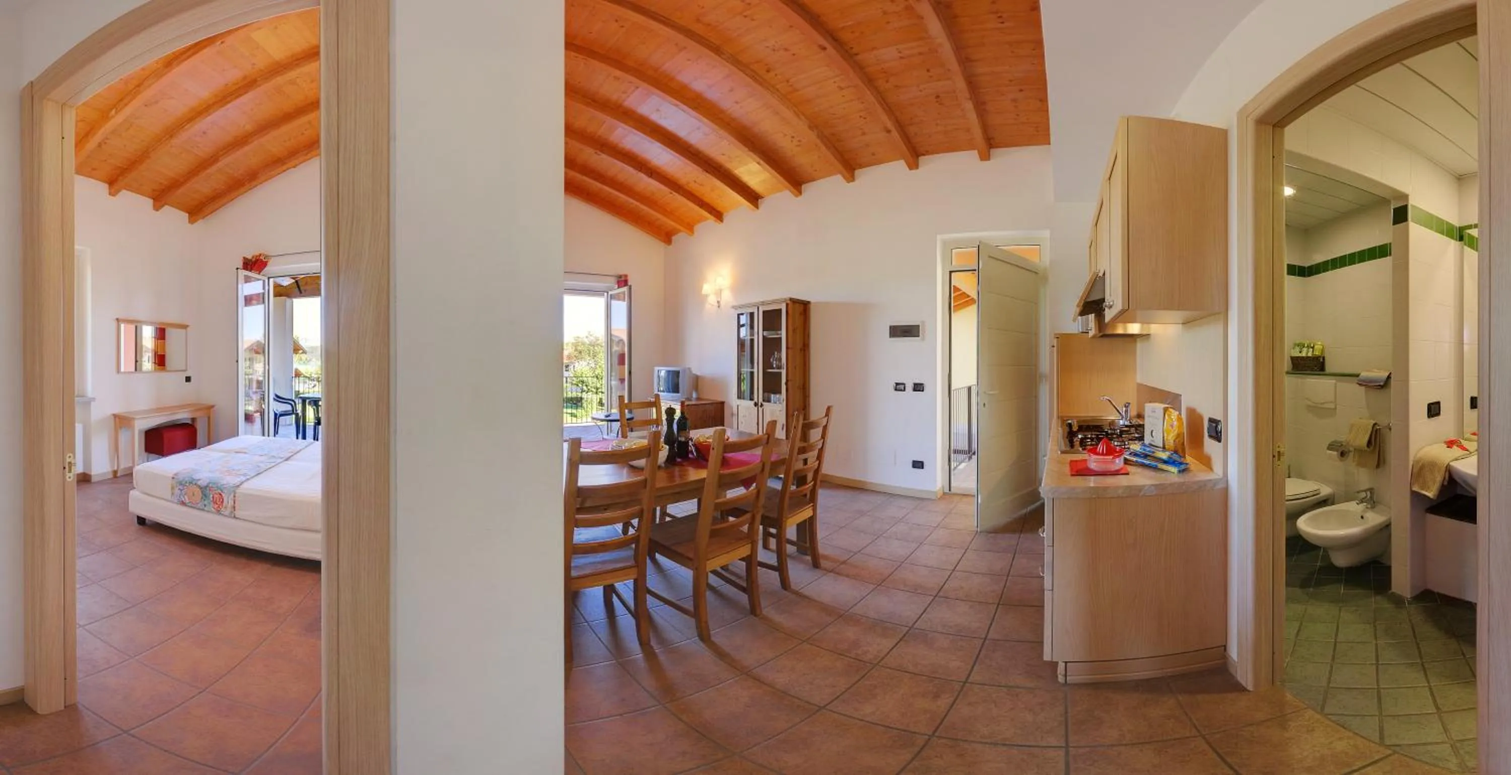 Photo of the whole room, Bed in Residence Alice