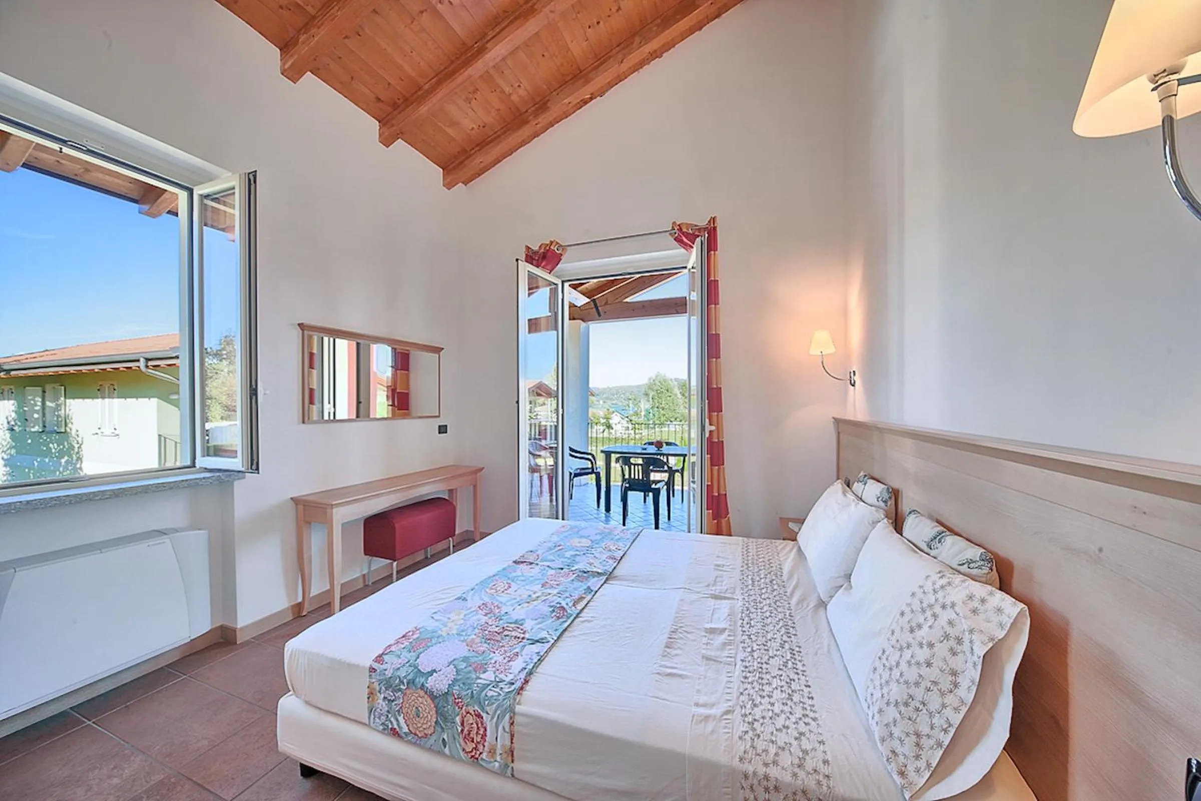 Photo of the whole room, Bed in Residence Alice