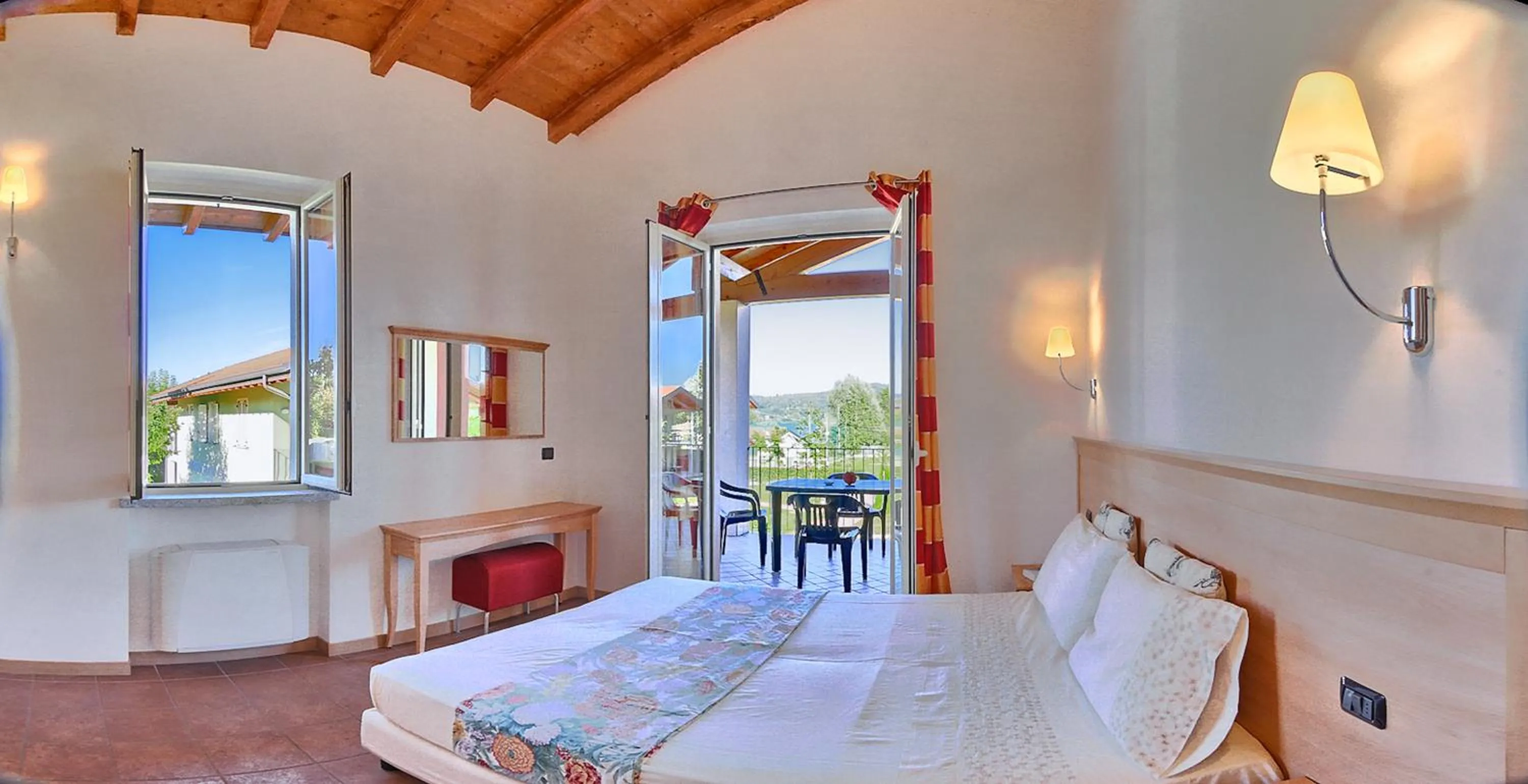 Photo of the whole room, Bed in Residence Alice