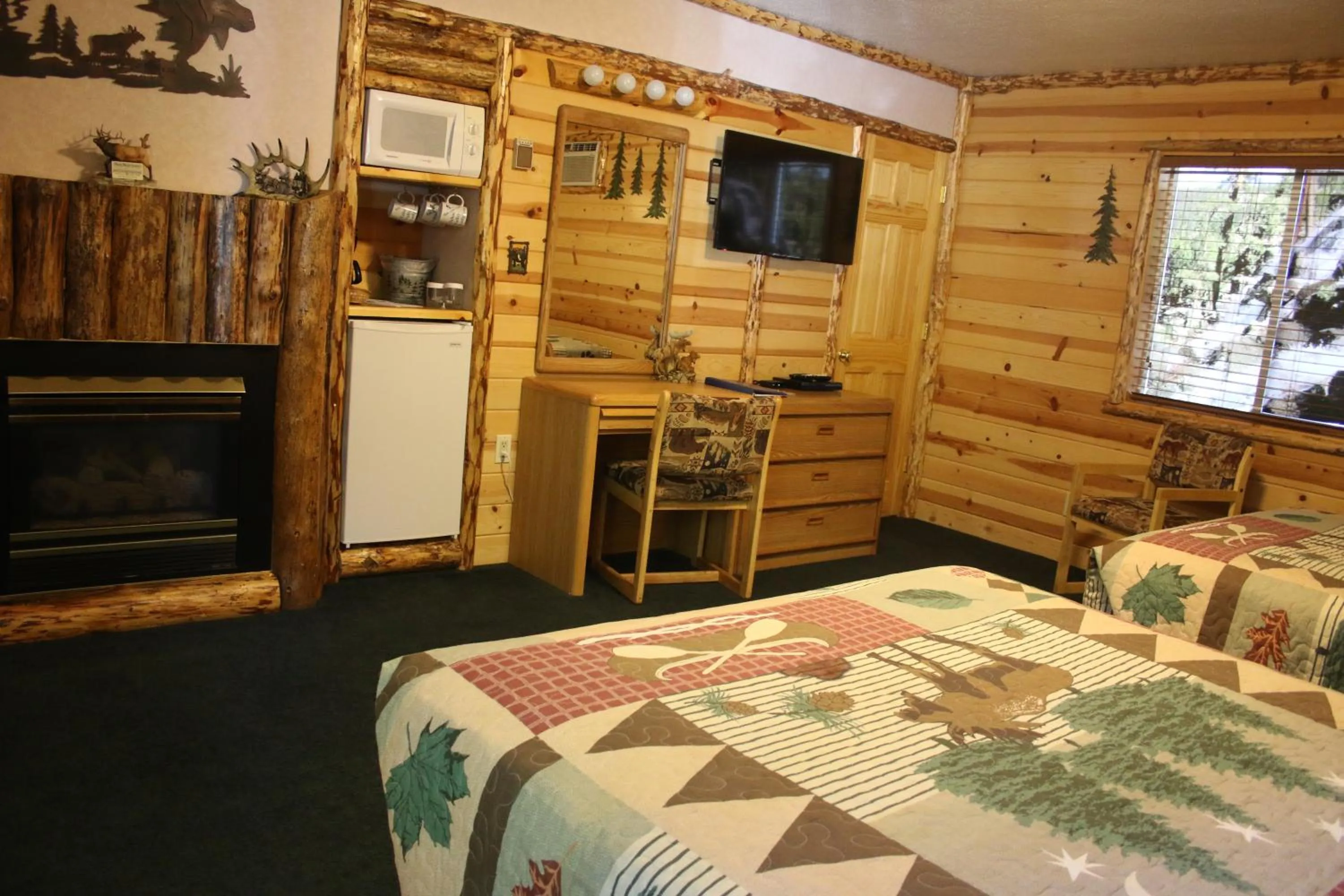 Photo of the whole room, Bed in Tahoe Valley Lodge