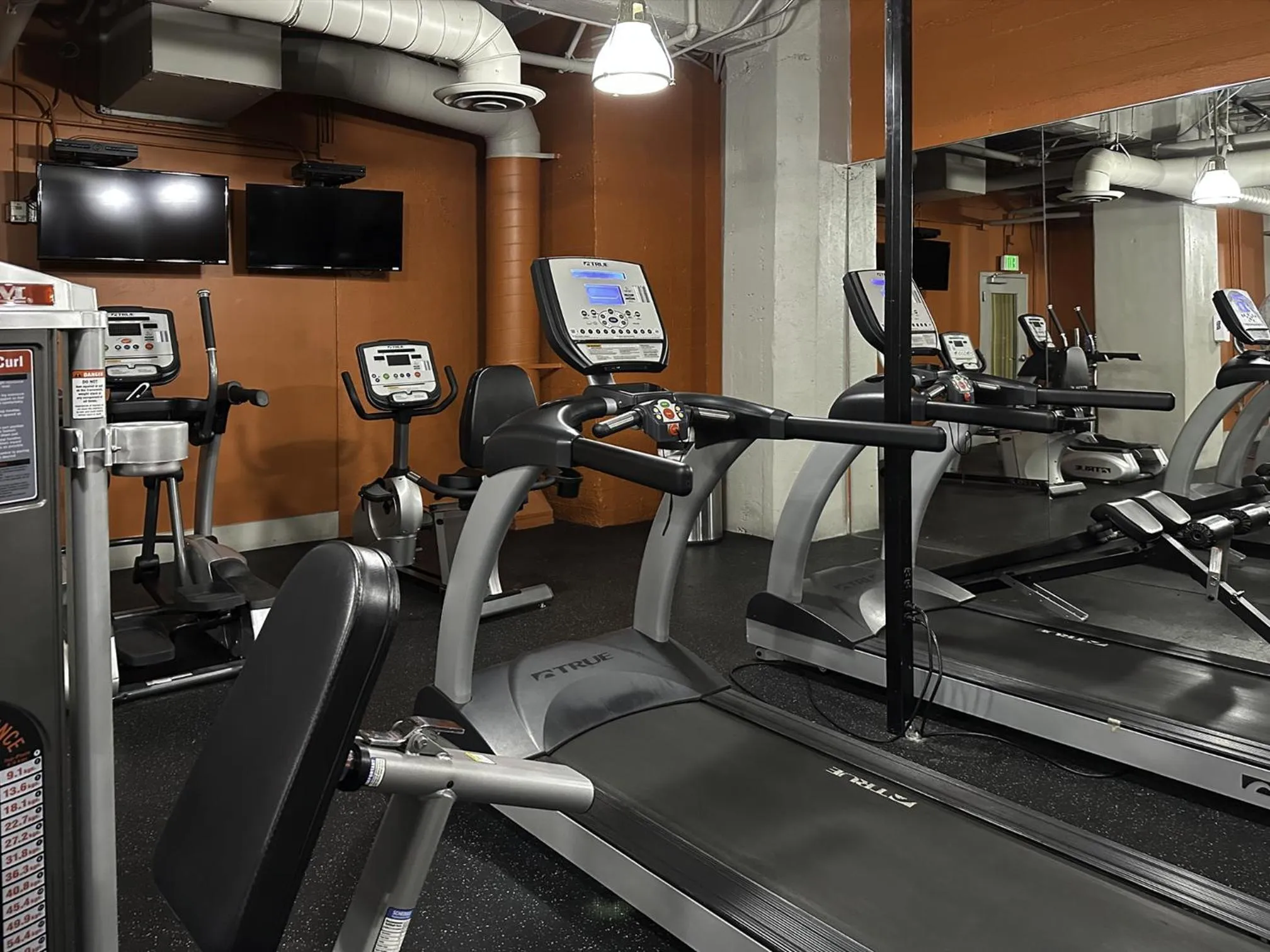 TV and multimedia in Angel City 1 bedroom Apartment