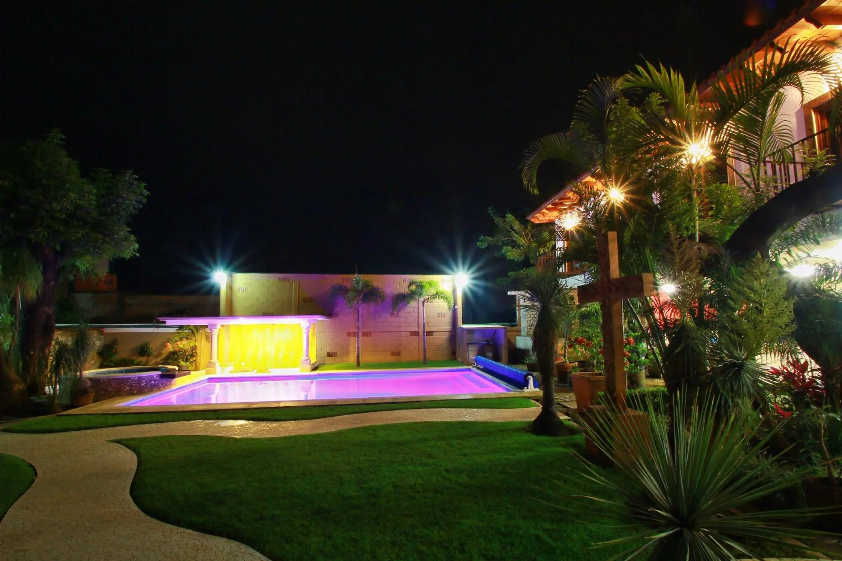 Property building in Hotel Concierge Flor y Canto