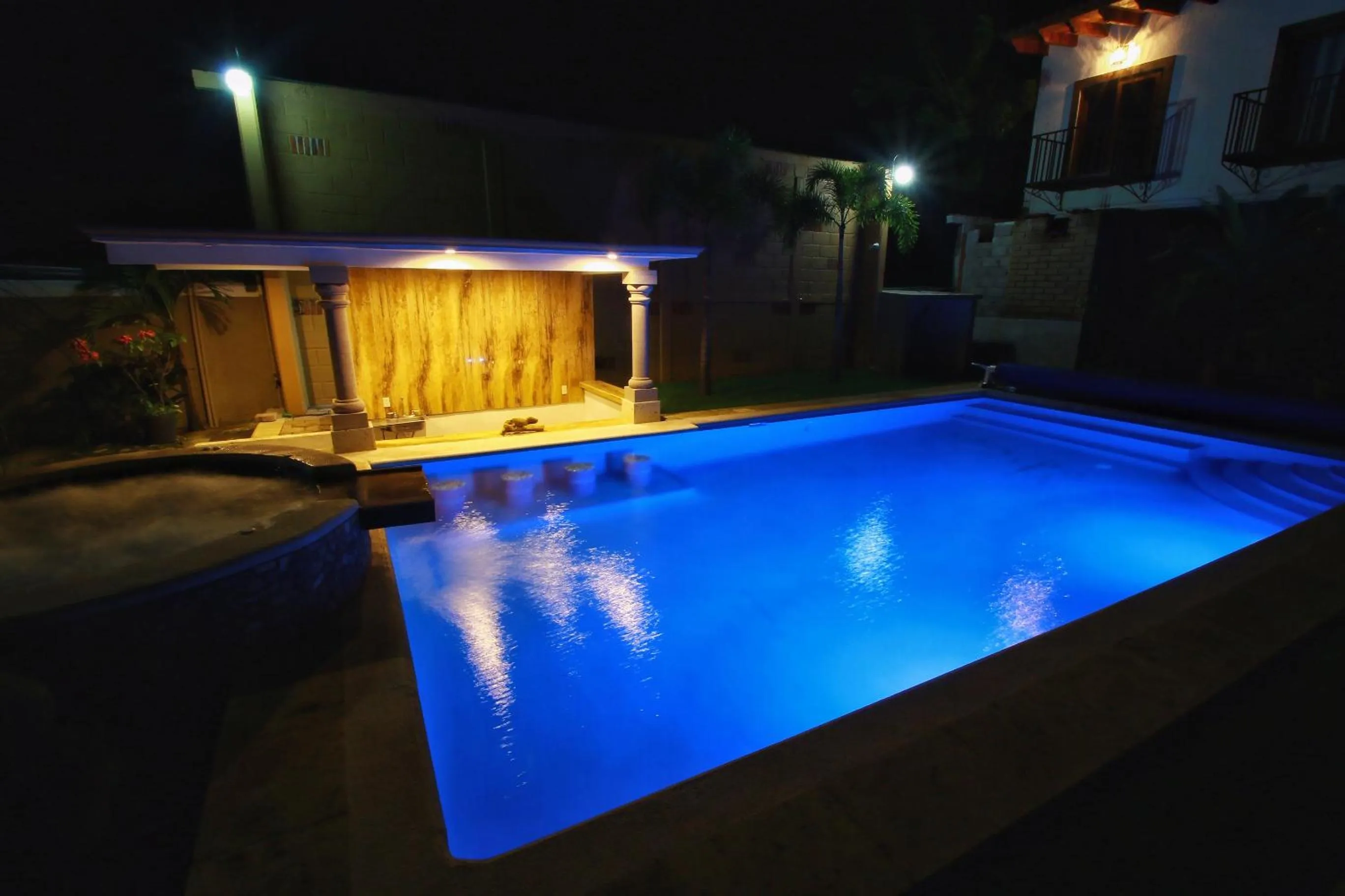 Night in Hotel Concierge Flor y Canto