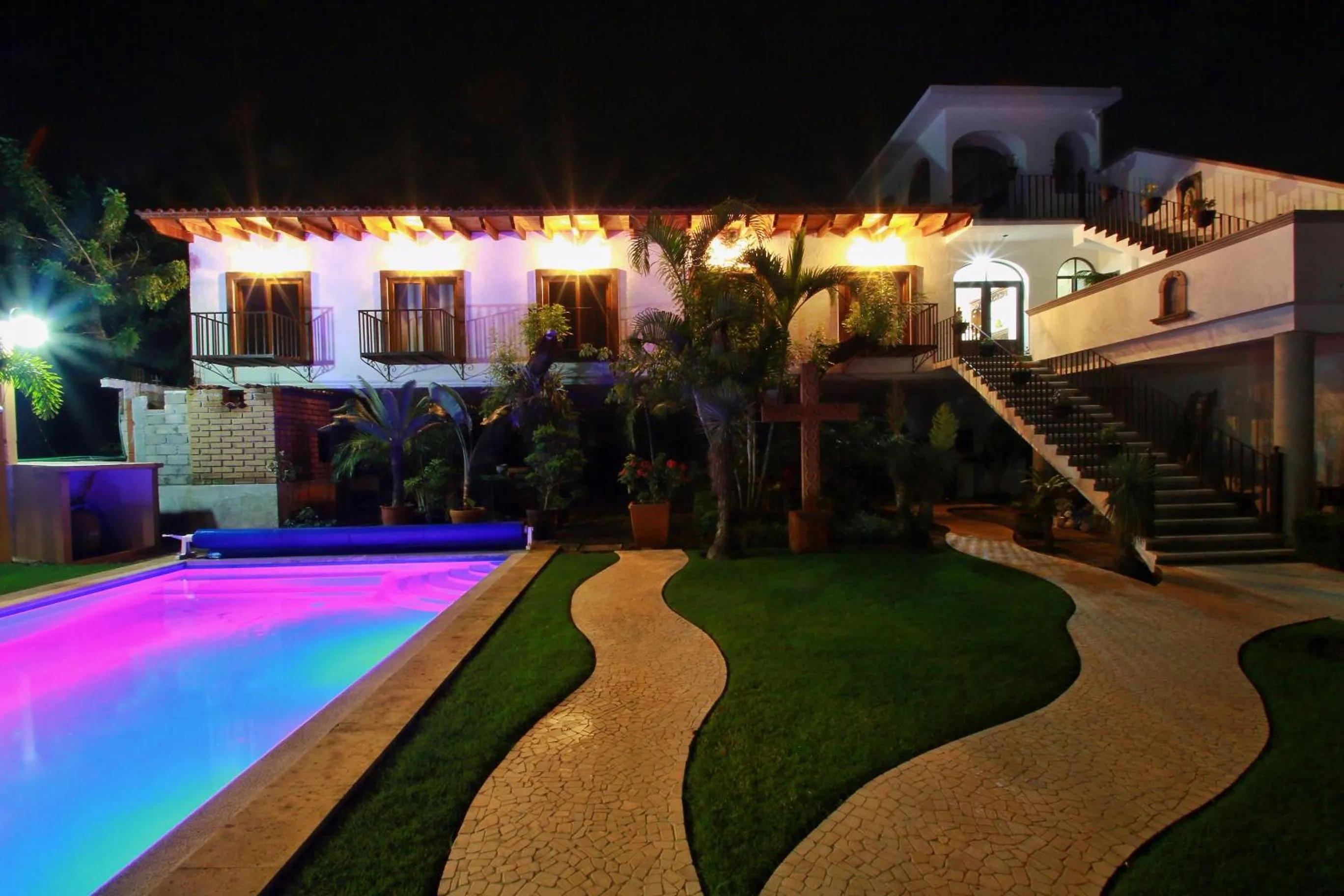 Property building in Hotel Concierge Flor y Canto