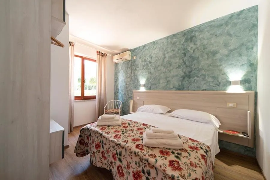 Photo of the whole room, Bed in Residence Le Grazie Est