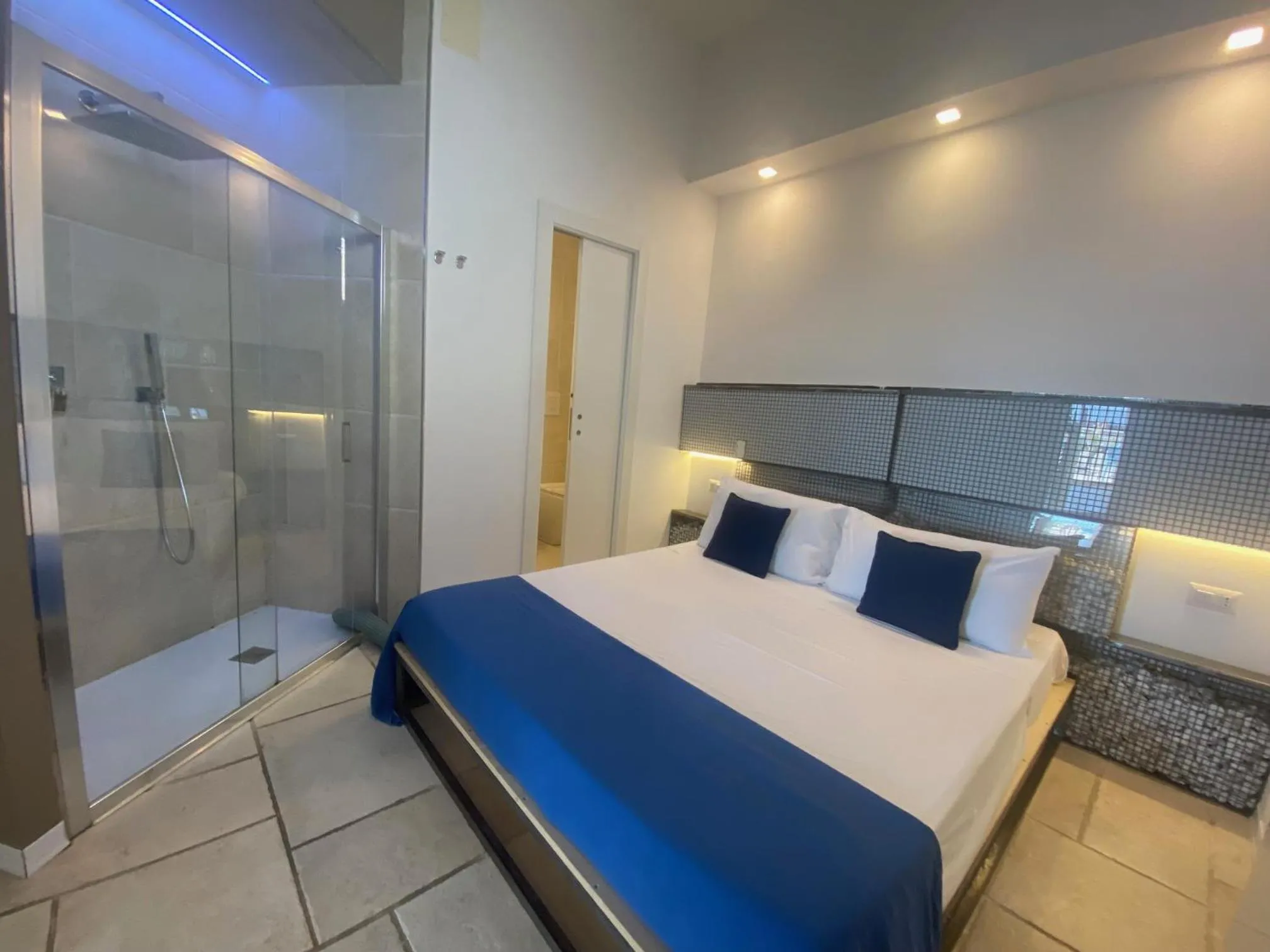 Shower, Bed in Casa Manfredi - Manfredi Homes&Villas