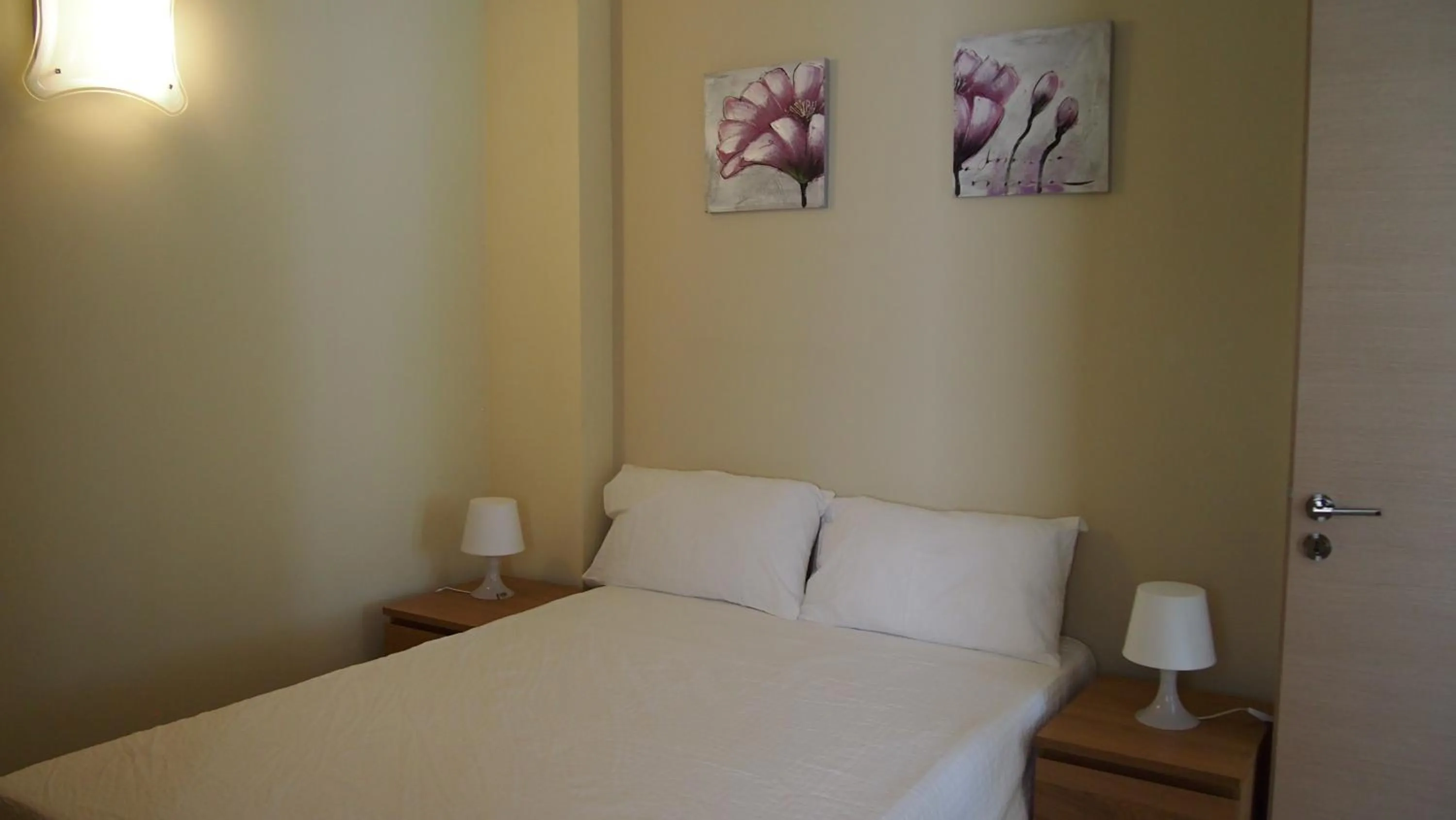 Photo of the whole room, Bed in Residence Demetra