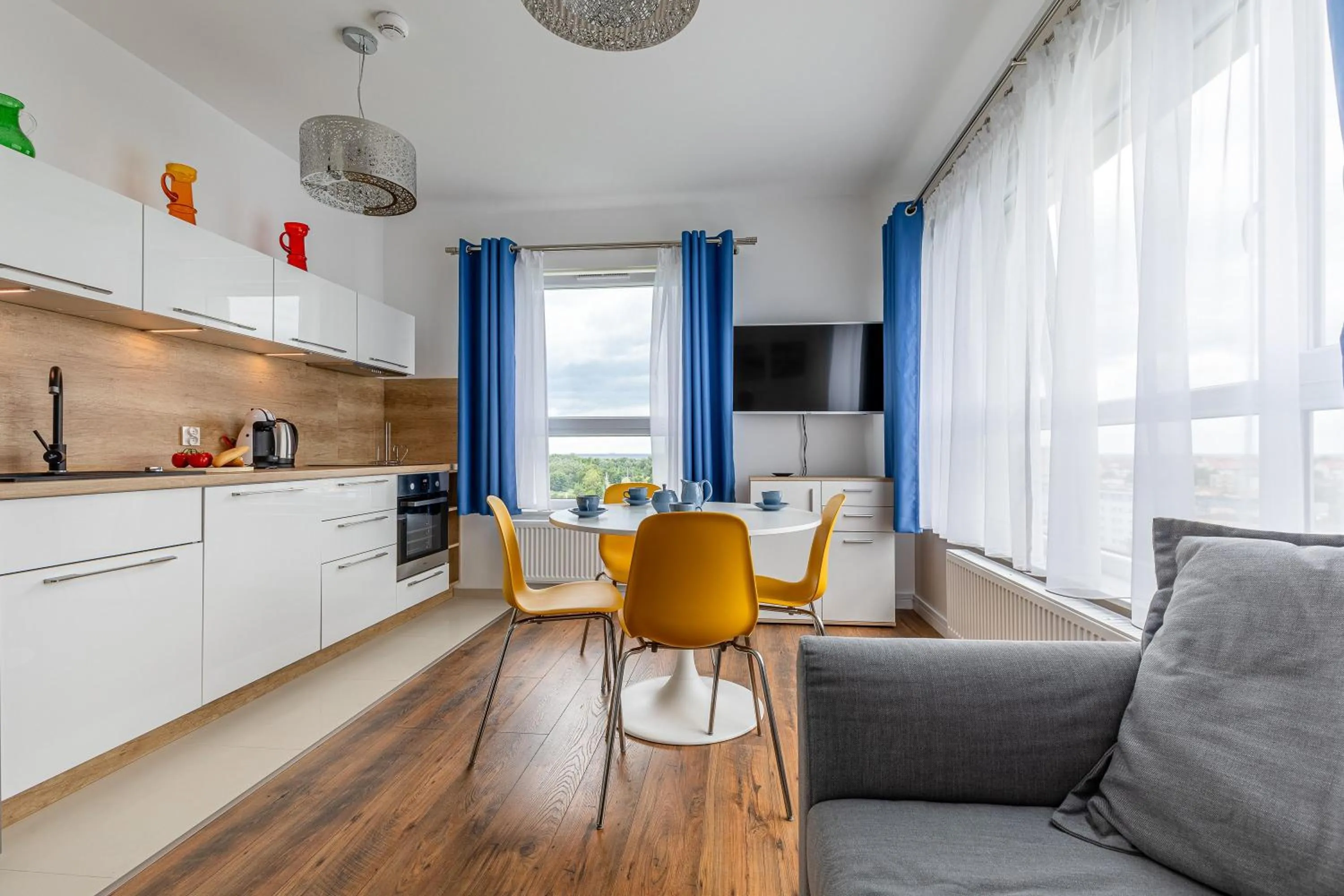 Kitchen or kitchenette in Symphony Baltica Towers Apartamenty